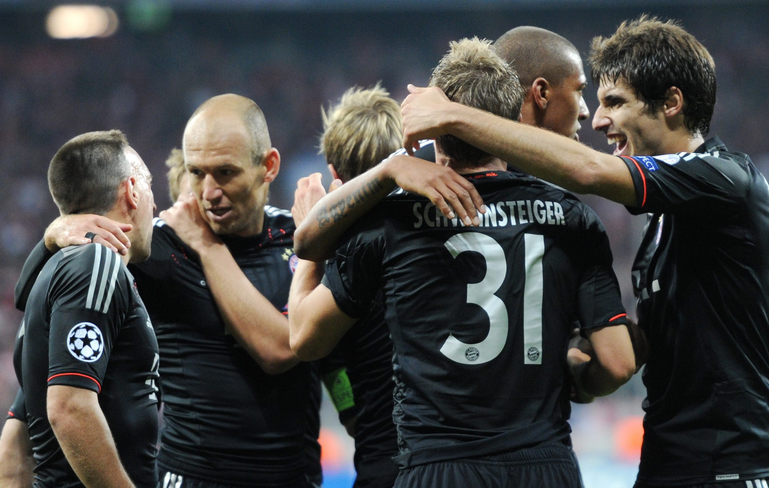 Футболистите на Байерн Мюнхен ликуват след победата над Валенсия
