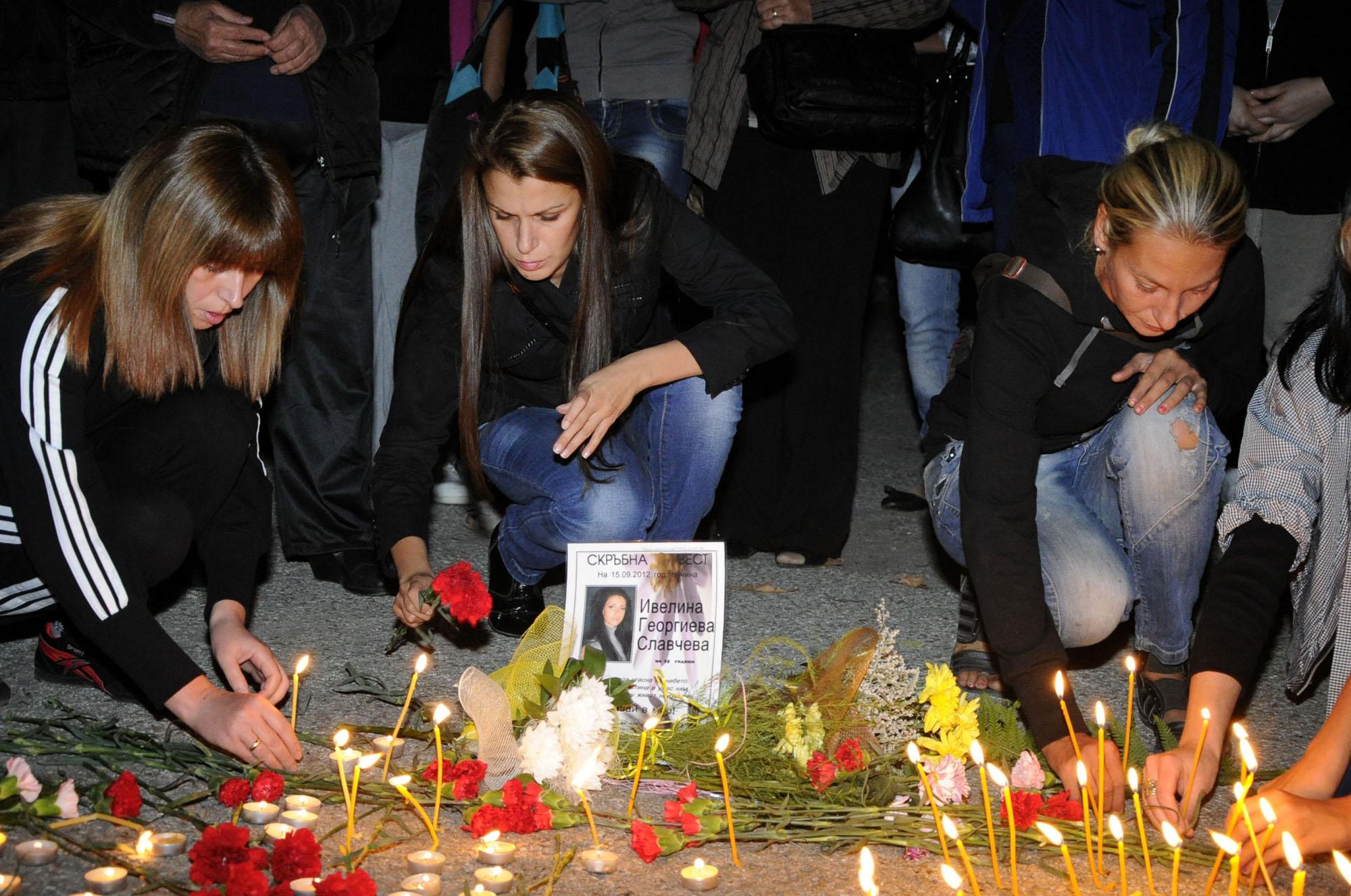 Младежи почетоха паметта на убитата Ивелина в Ловеч