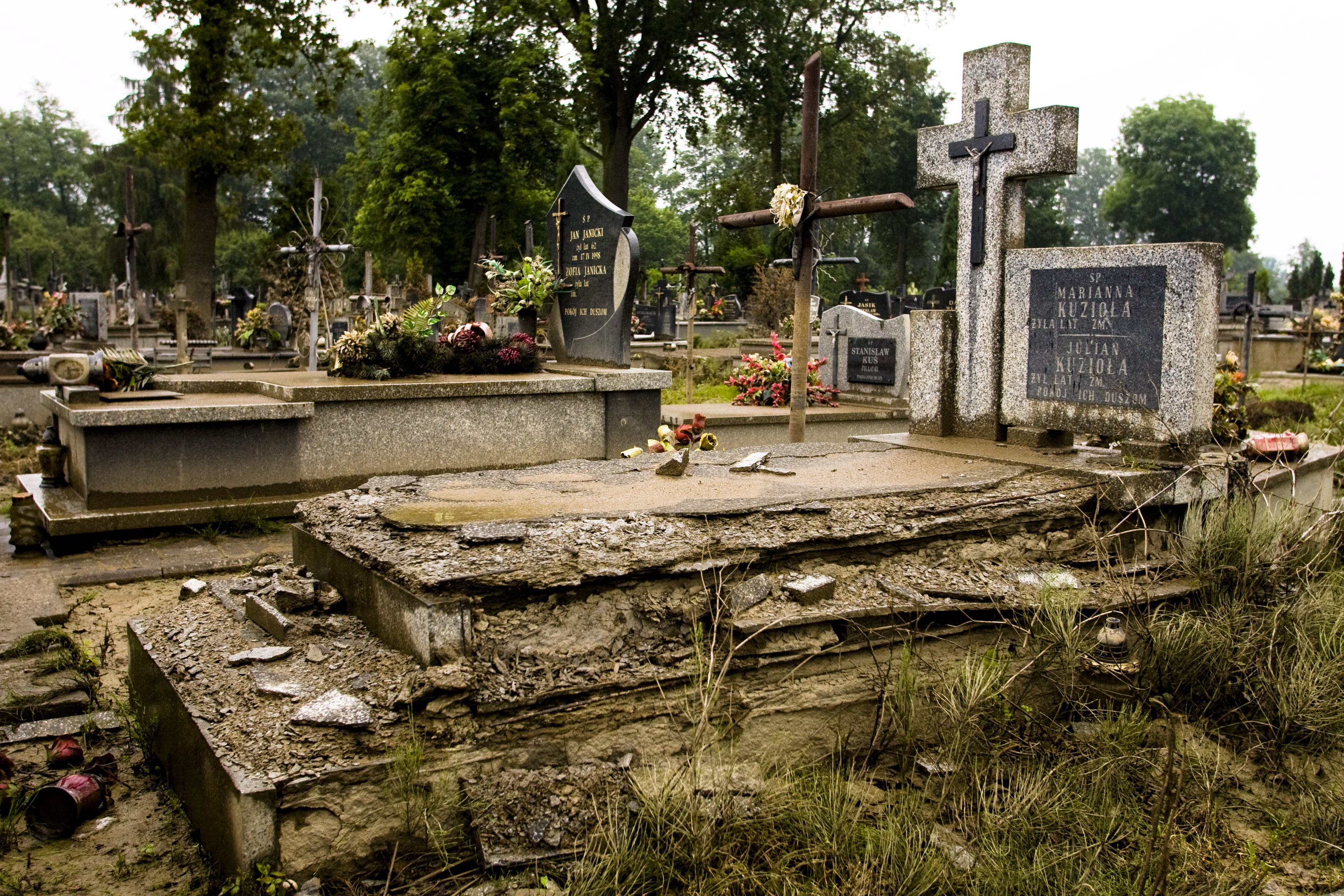 Ярост в Полша заради манекенки пред полски гробове в Украйна