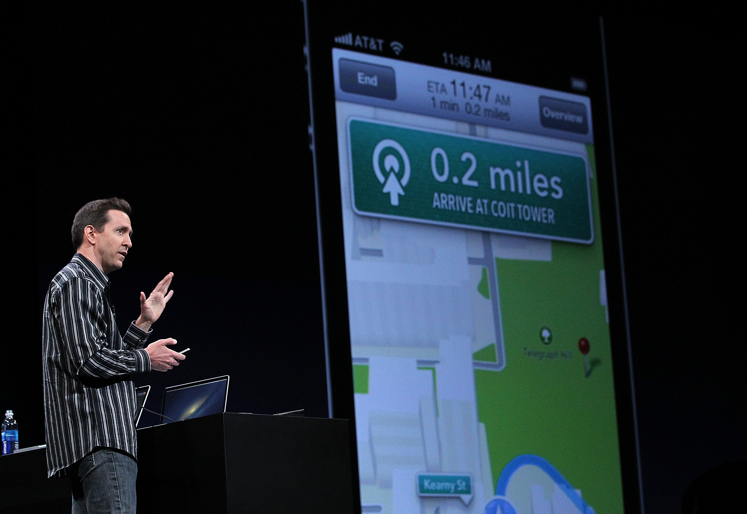 Софтуерният ръководител на Apple Скот Форстал представя новата картографска услуга на компанията