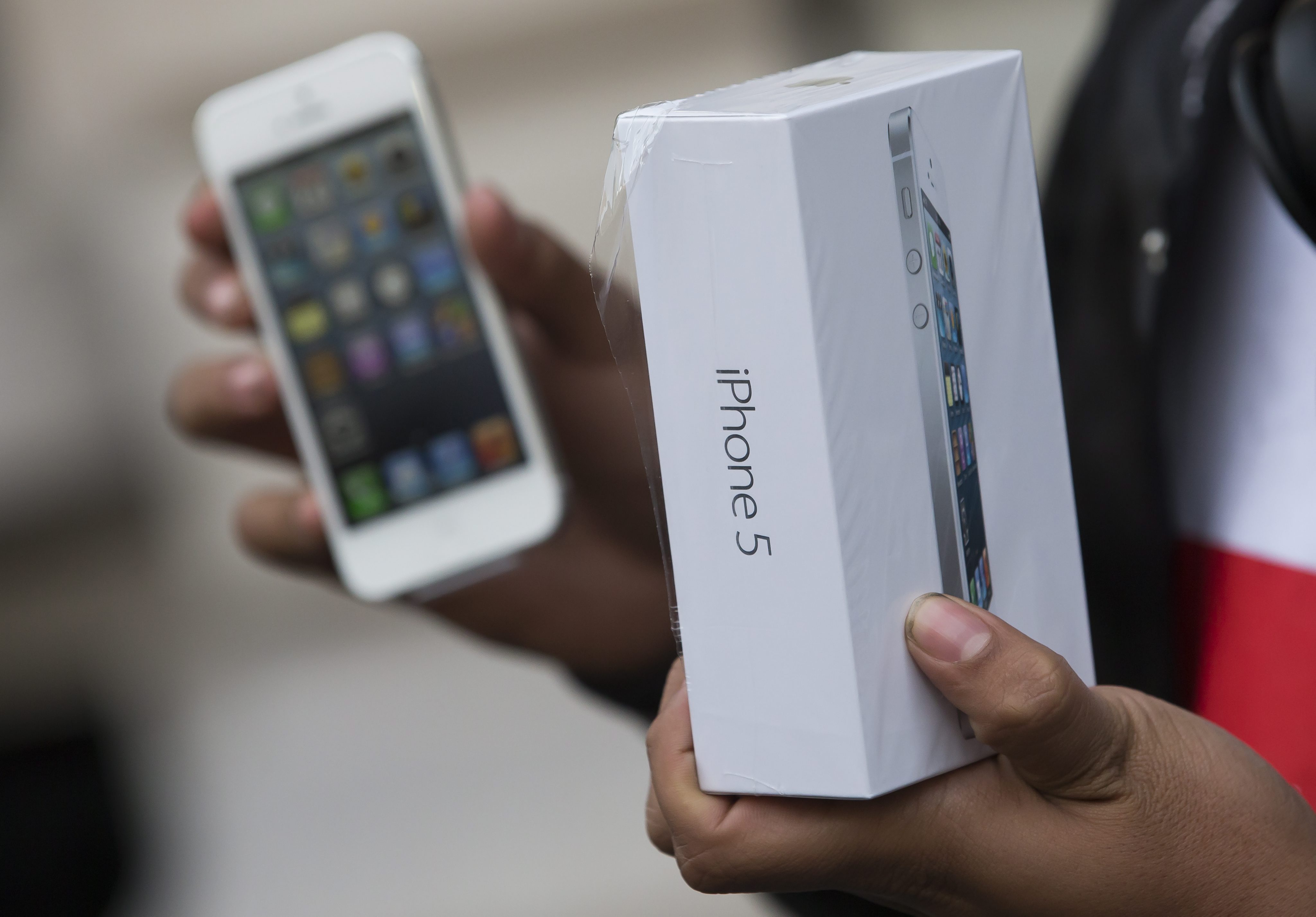 ЕК иска да разбере дали Apple е предявявала искания, свързани с минимални обеми на продажбите