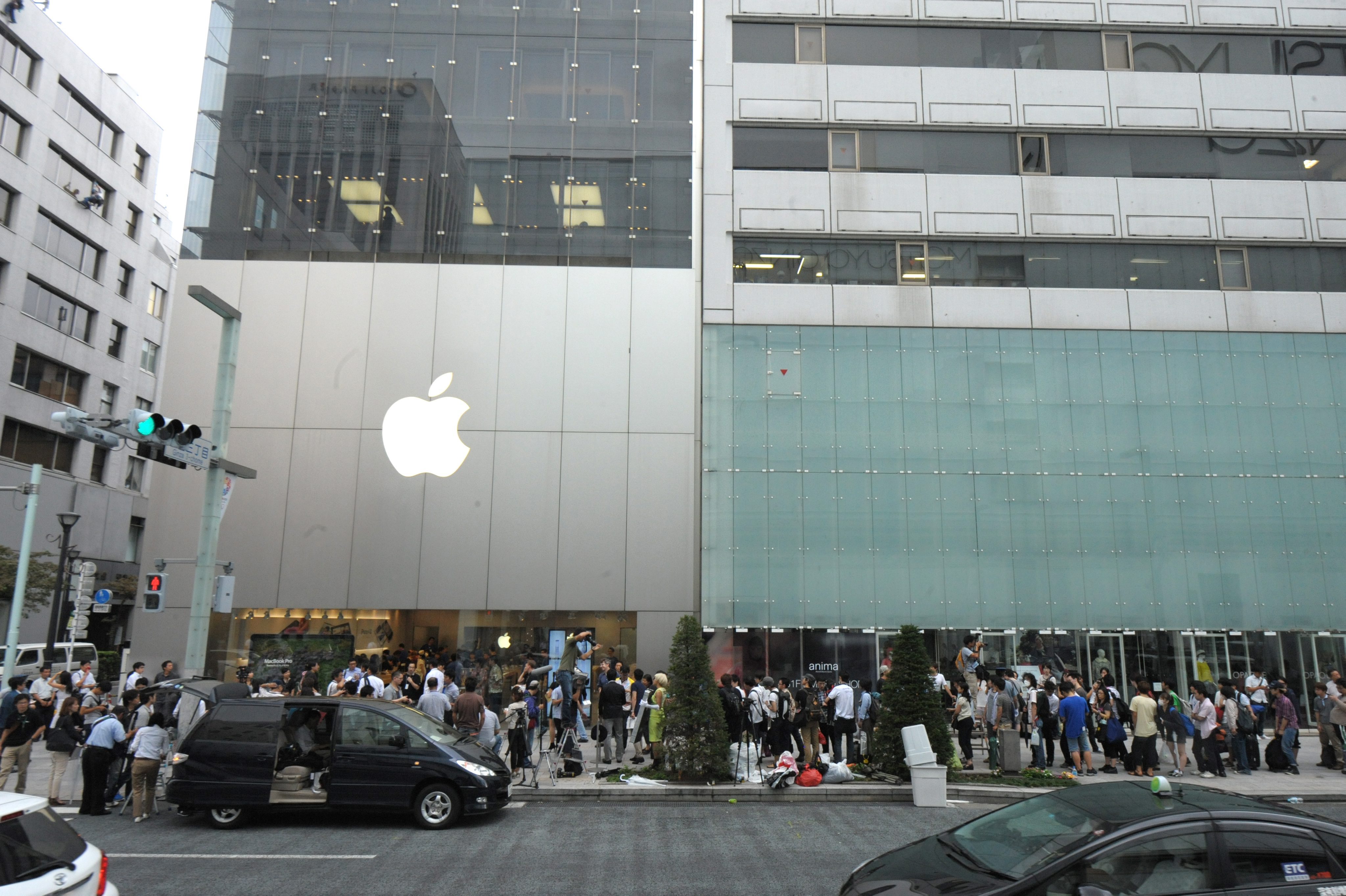 Опашка пред магазин на Apple в Япония