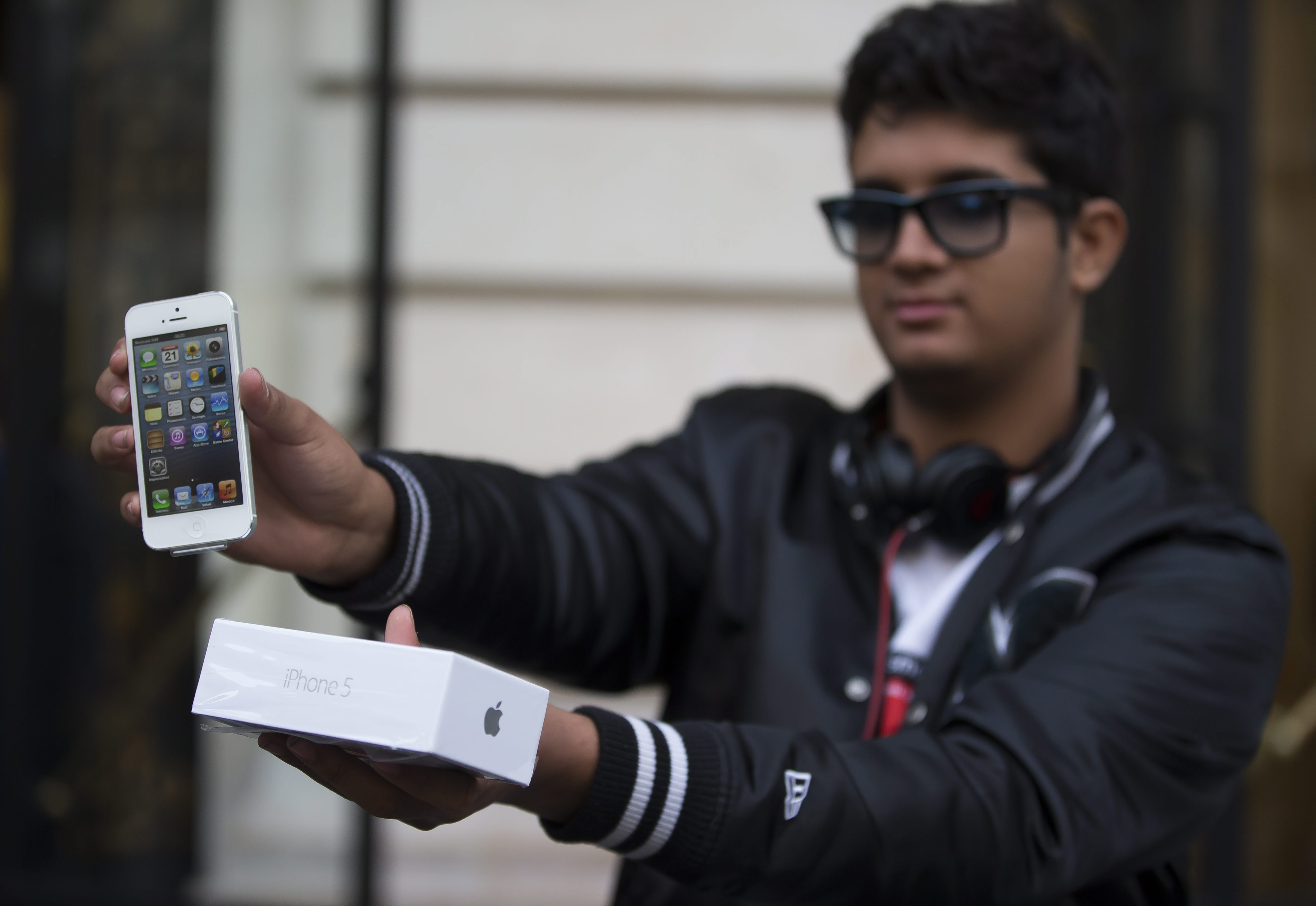 Първият собственик на iPhone 5 във Франция