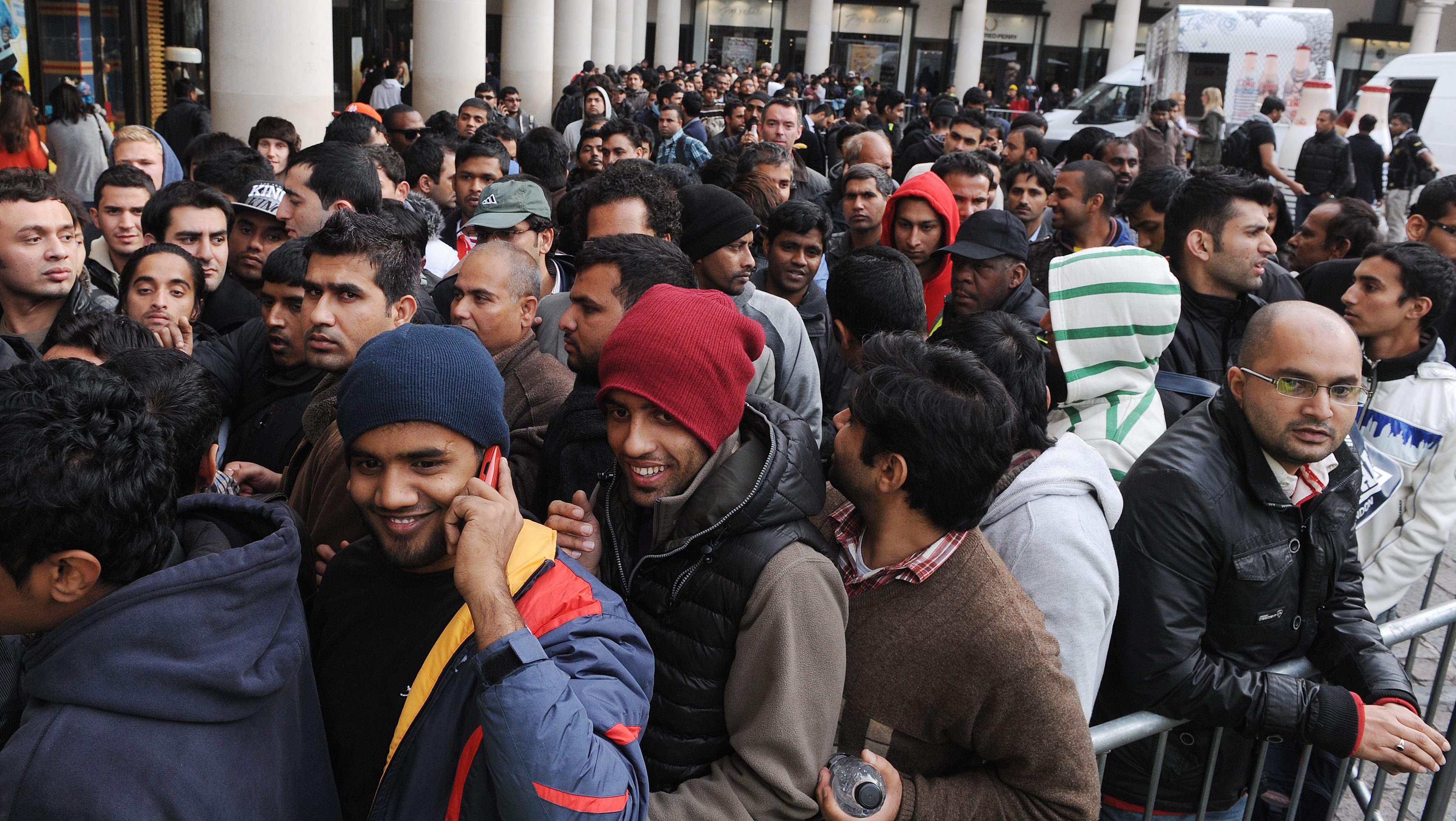 Стартът на iPhone 5 във Великобритания