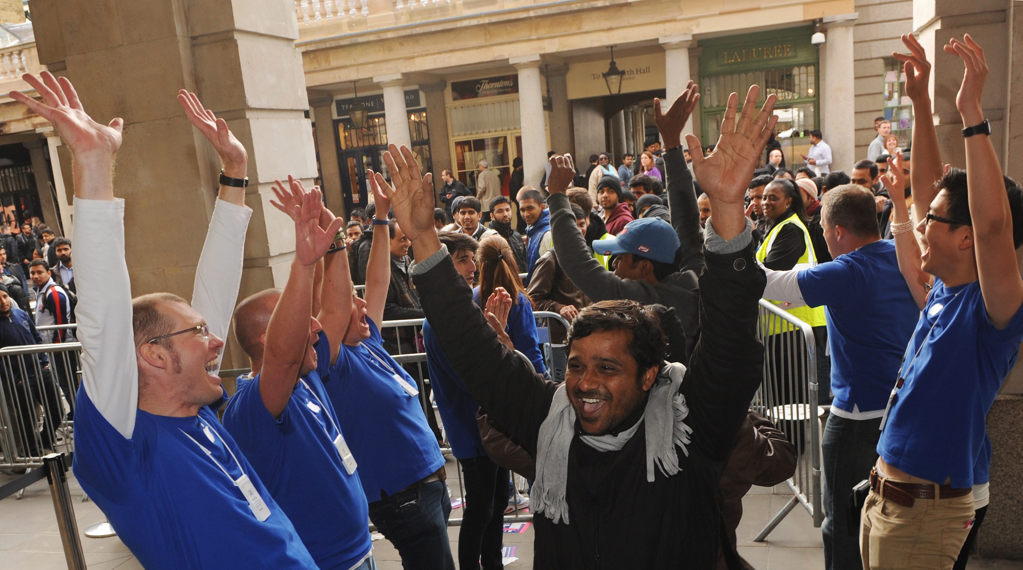 Стартът на iPhone 5 във Великобритания