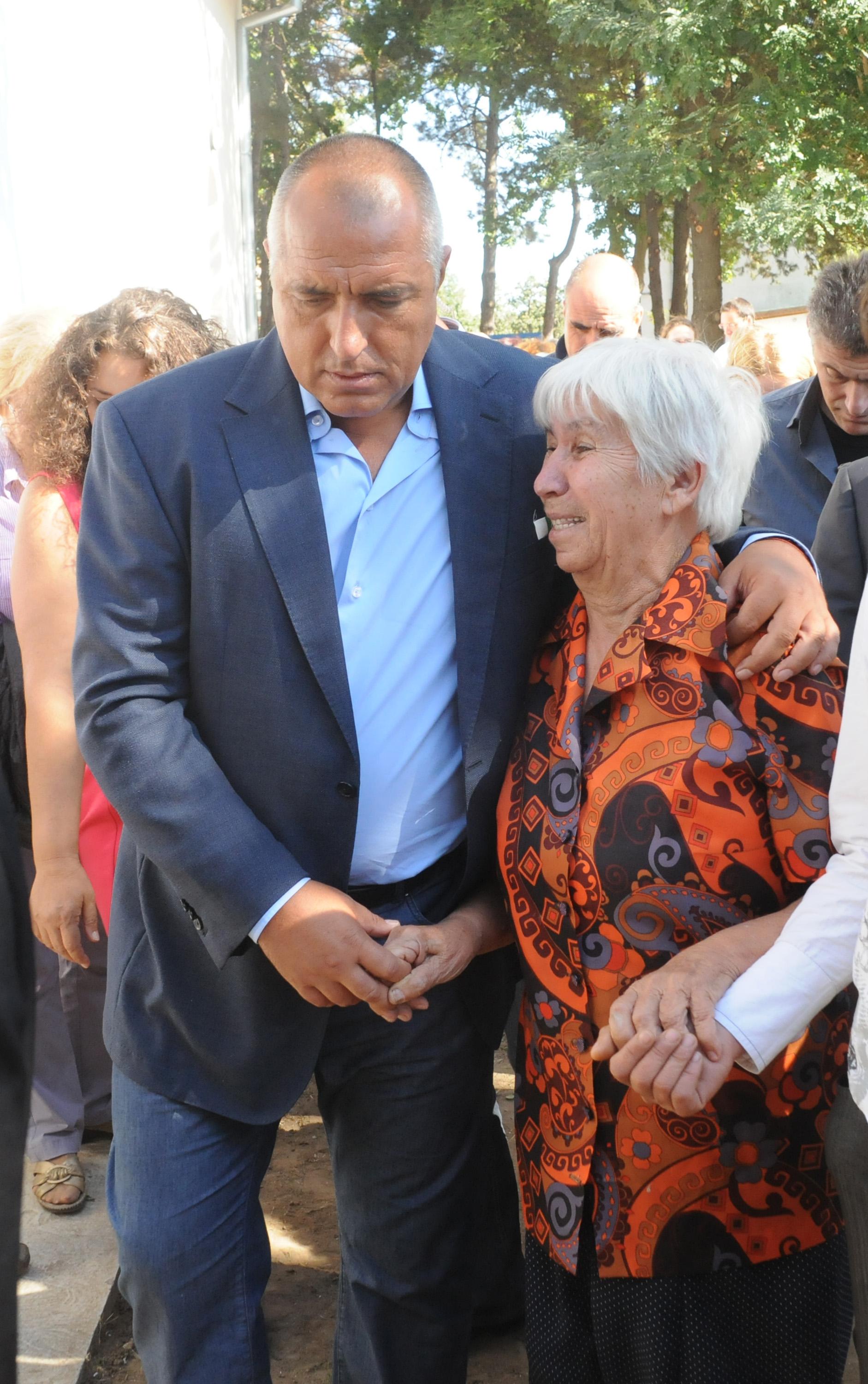 Премиерът Бойко Борисов с възрастна жена от село Порой