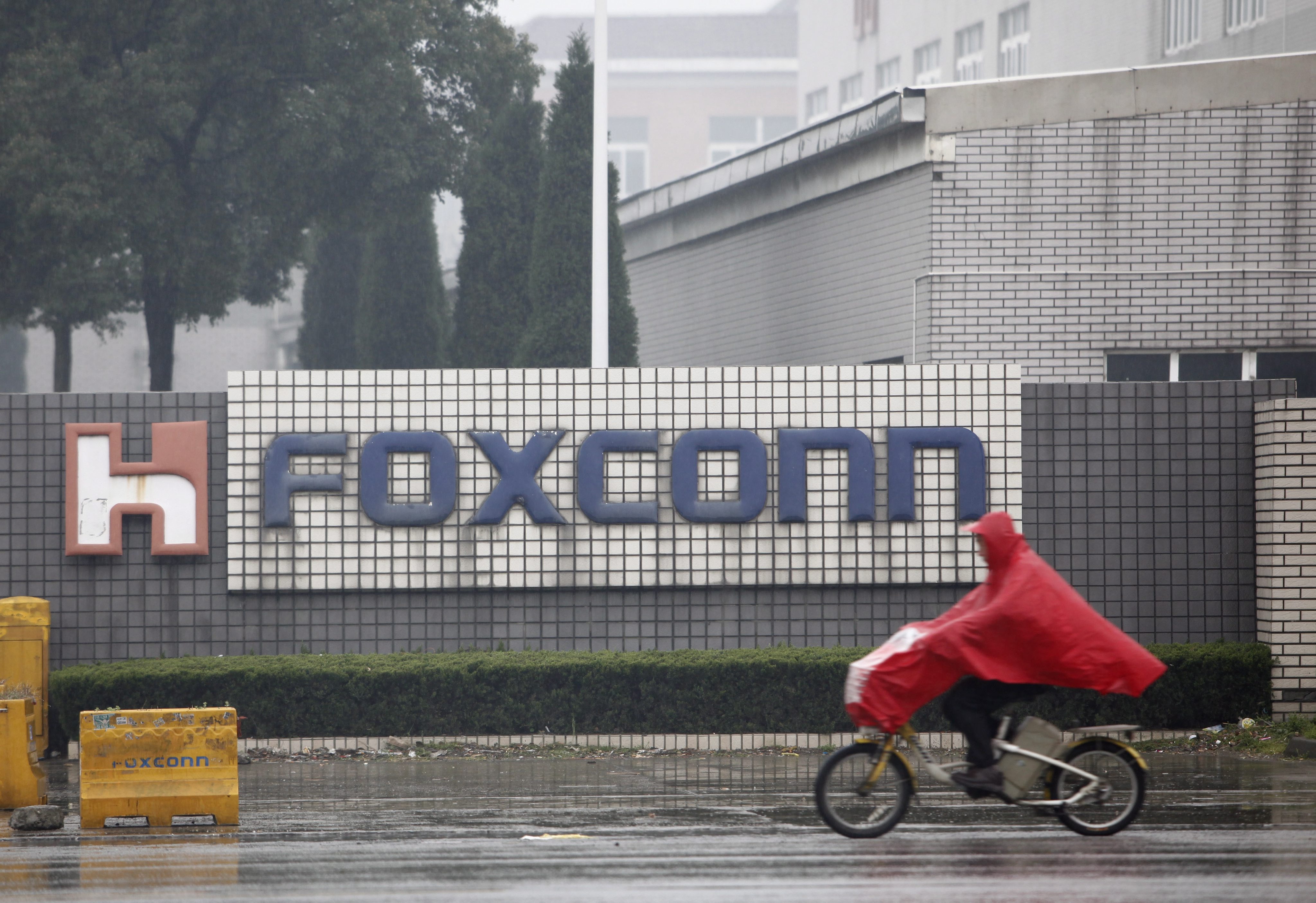 Завод на Foxconn в Китай