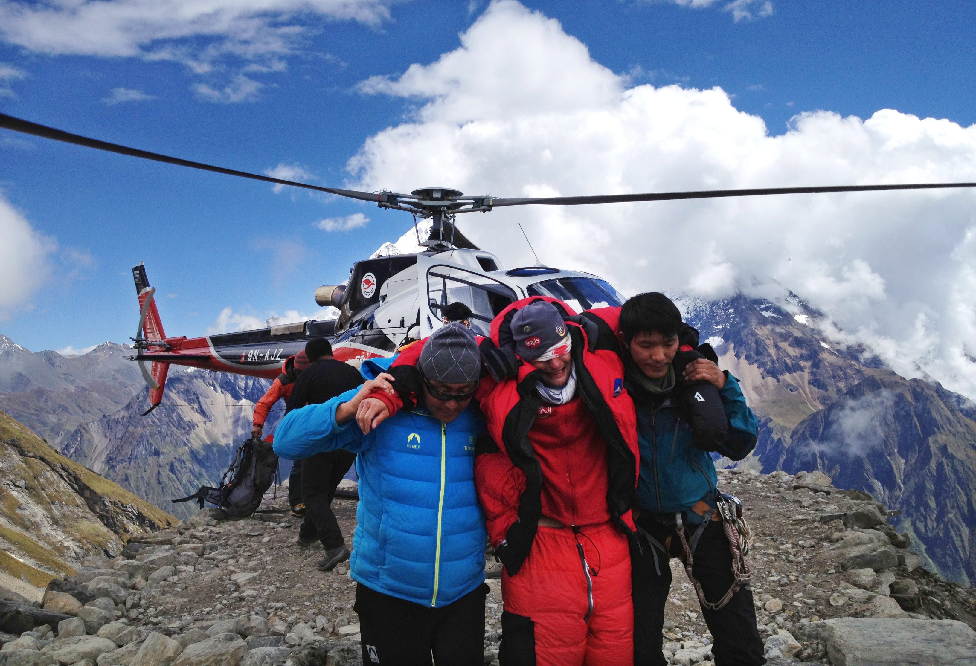 Спасени са петима от издирваните алпинисти в Непал, няма шанс за трима