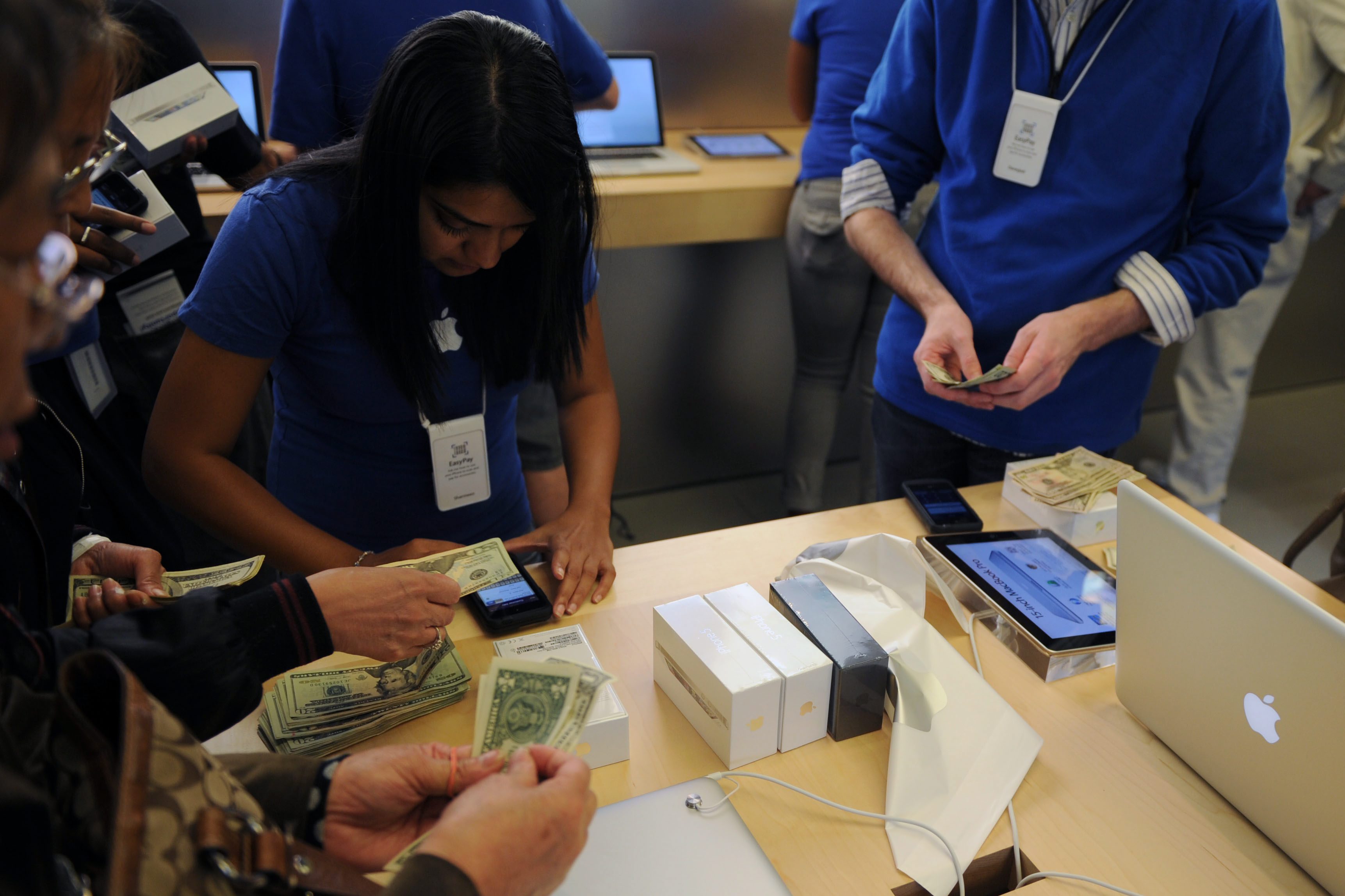 Засега забавяне в продажбите на iPhone 5 няма