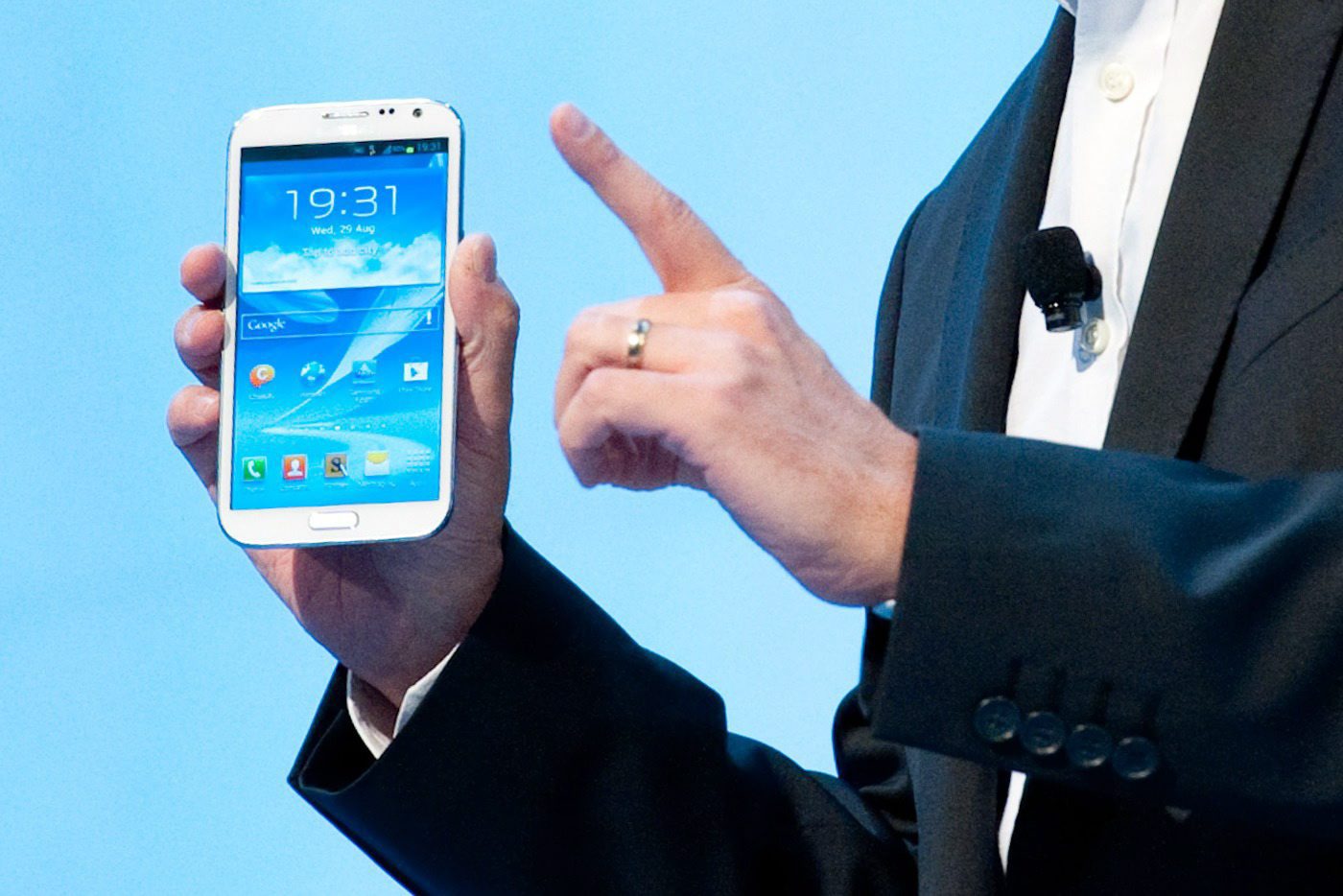 Samsung повиши прогнозите си за годишния обем на продажбите на мобилни телефони до 400 млн. броя
