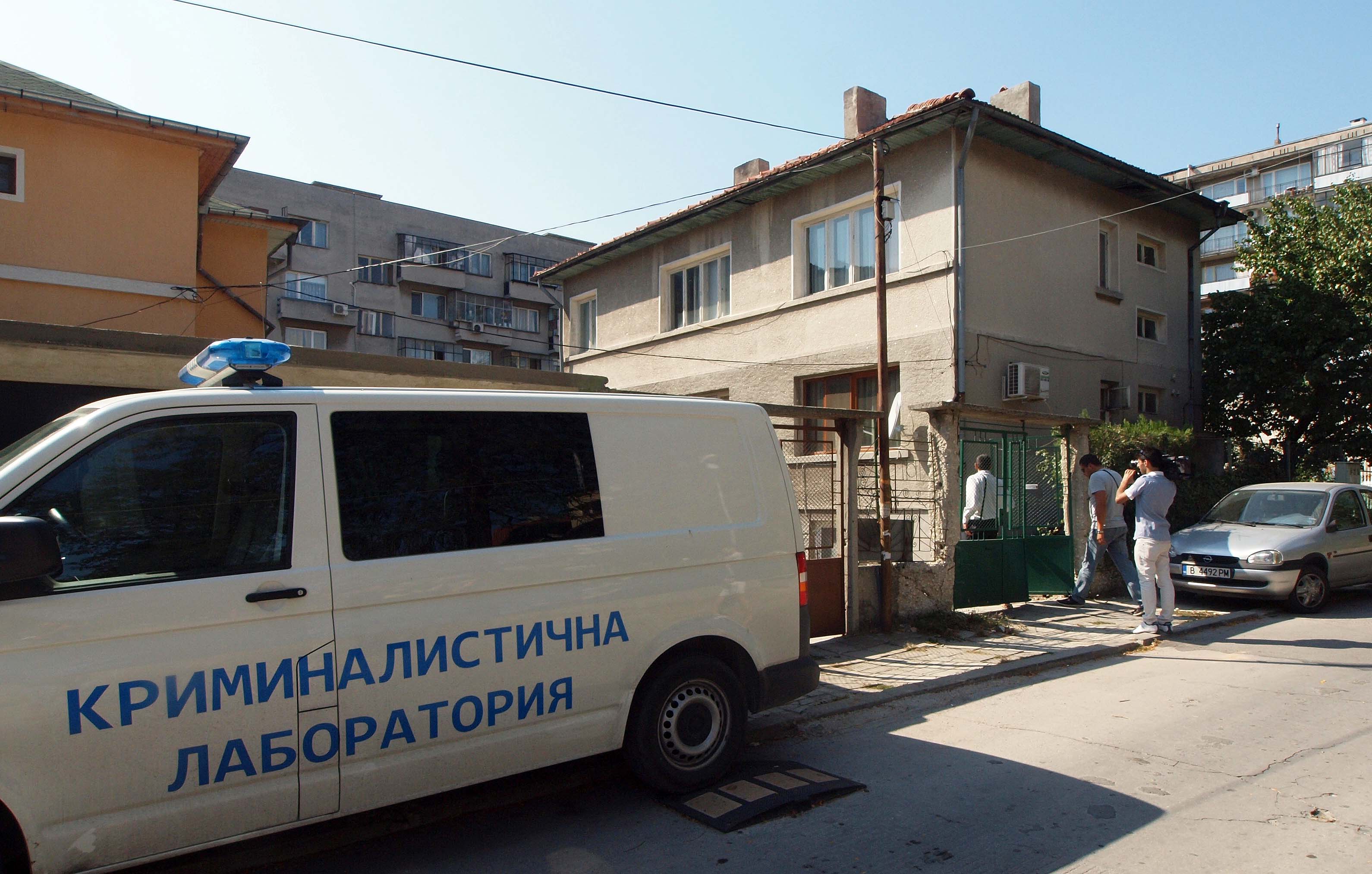 Първоначално в квартала бе разпространена версията, че става въпрос за убийство