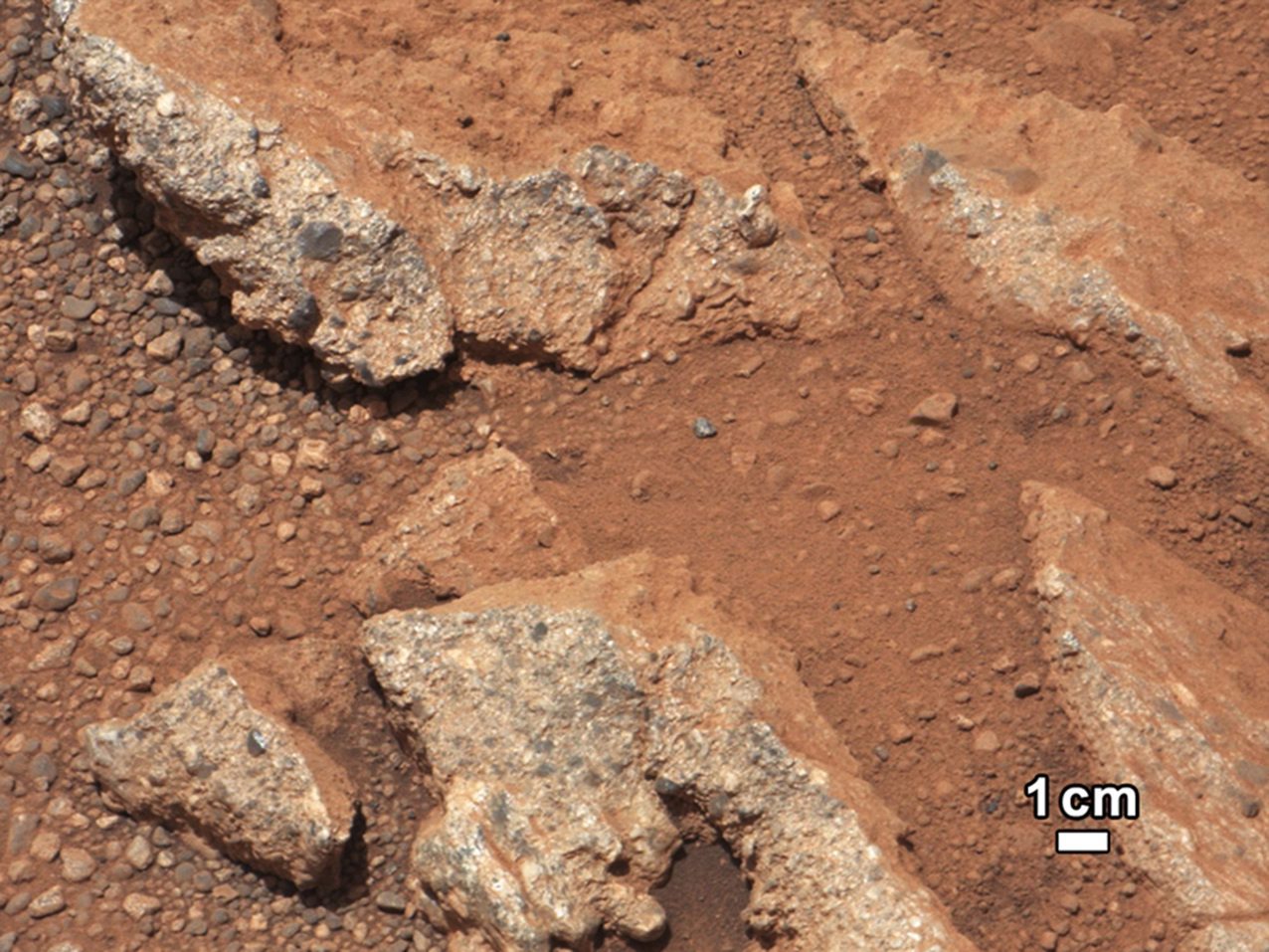 Марсоходът ”Кюриосити” е открил следи от някогашен воден поток на повърхността на Марс