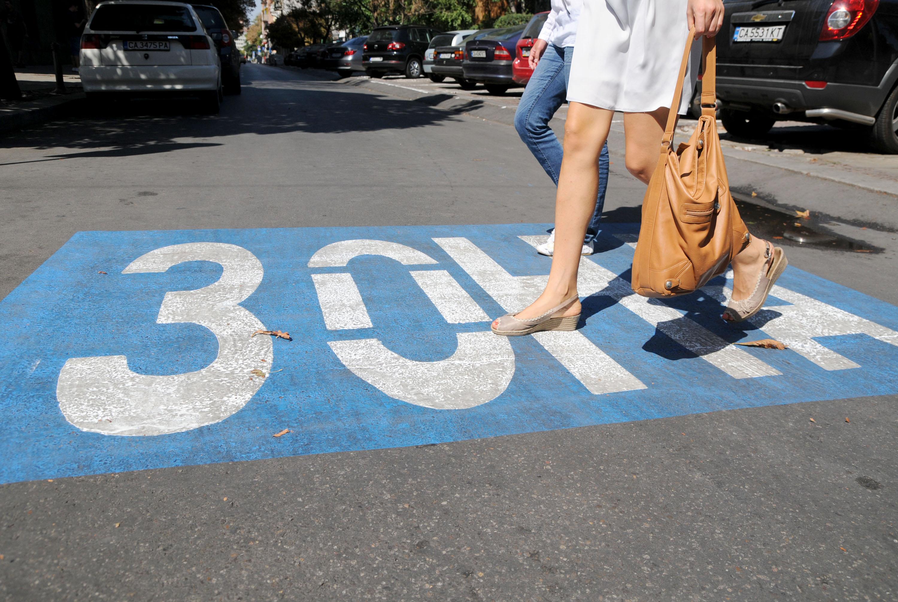 Кола с изкуствен интелект контролира паркирането в "синята зона" в Пловдив