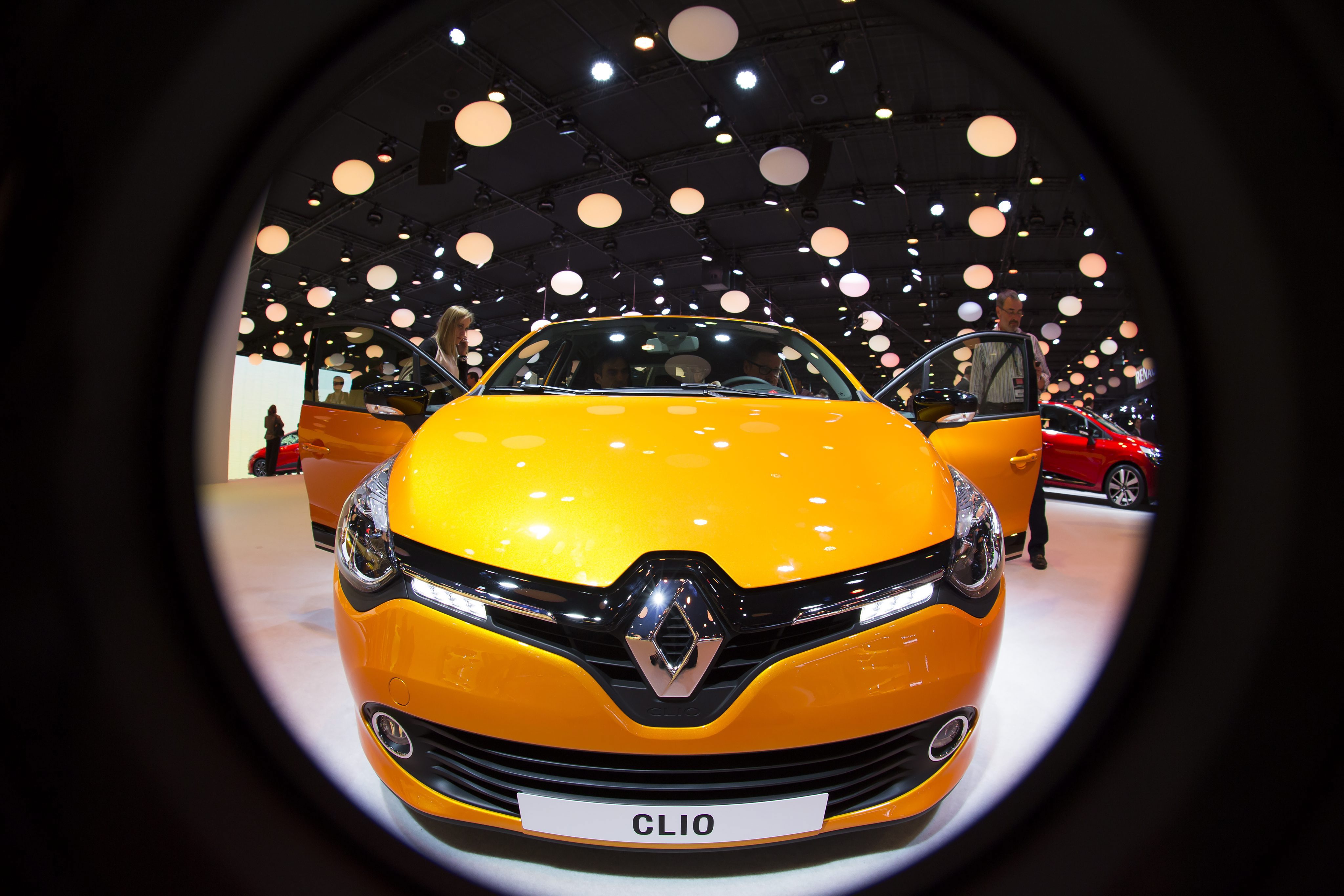 Renault Clio RS 200 изгря в Париж