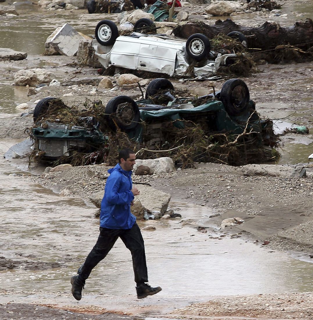 Дъждове и наводнения взеха жертви във Великобритания и Испания