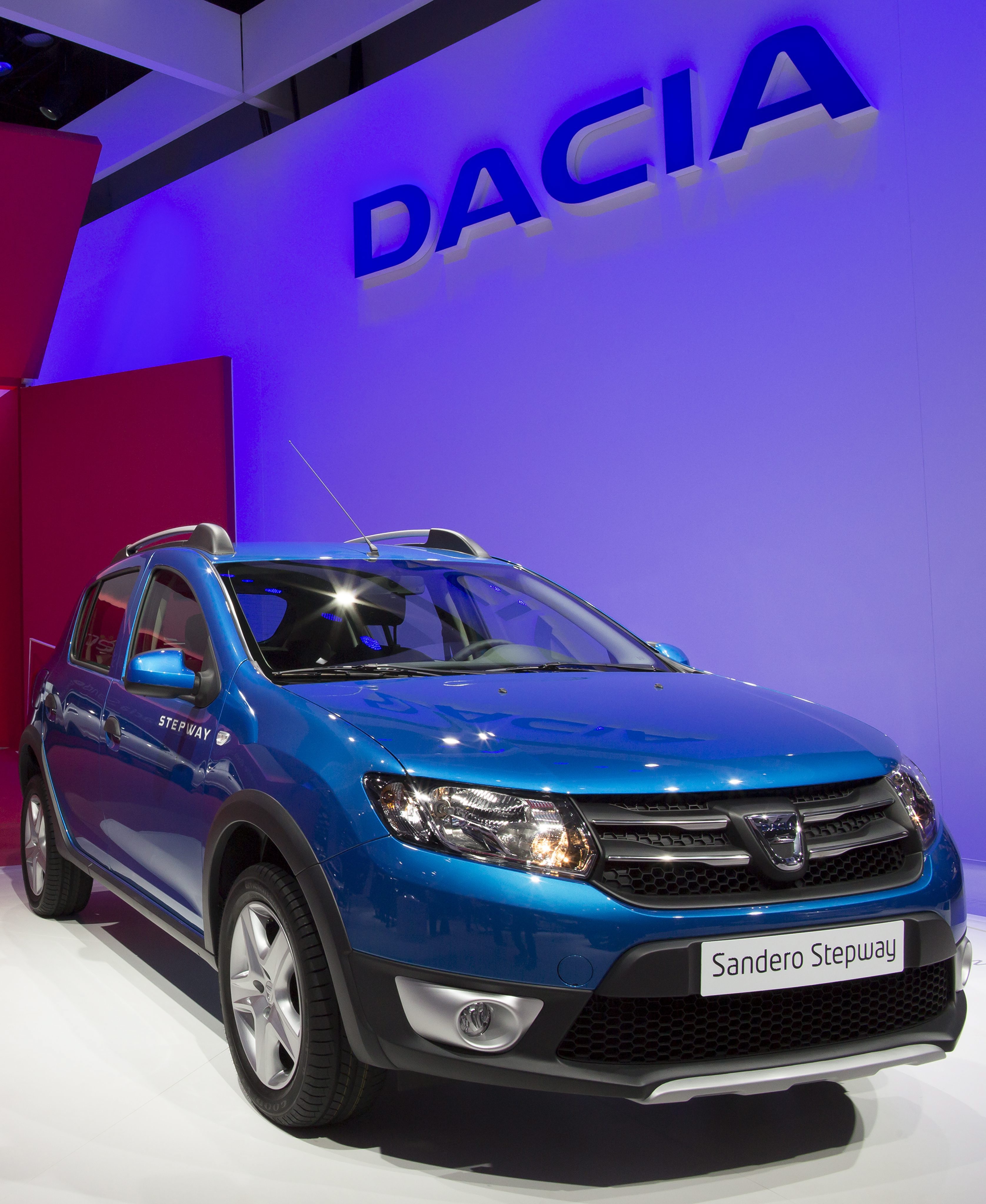 Dacia Sandero Stepway дебютира в Париж