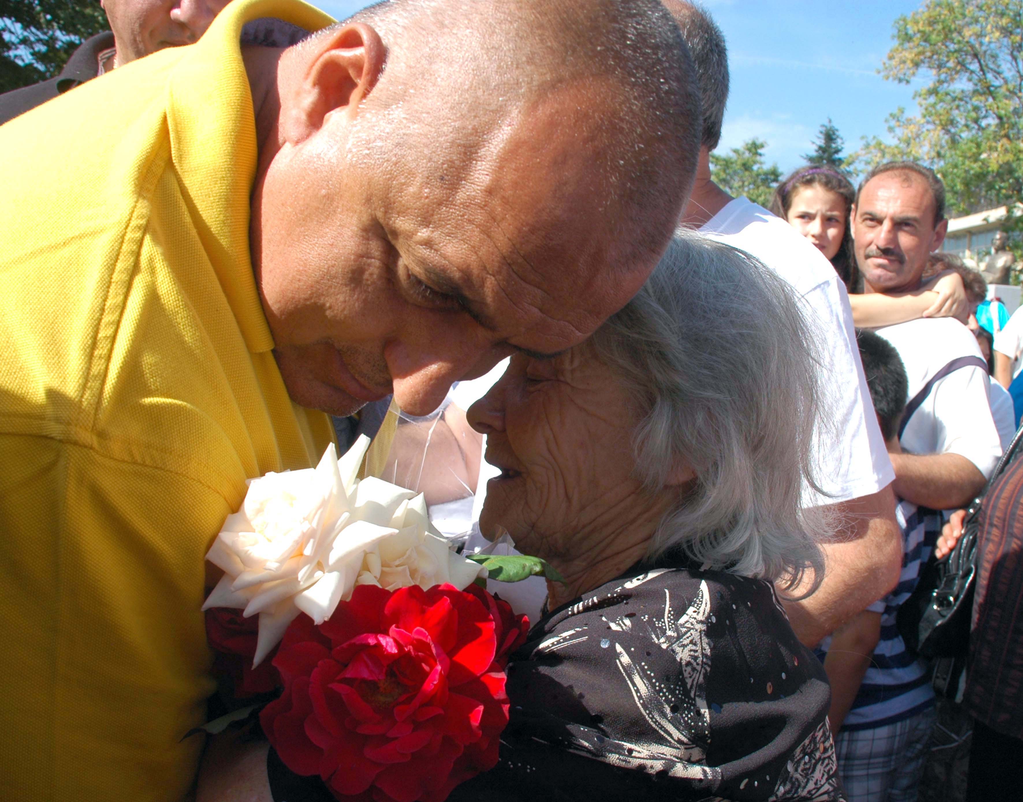 Борисов разговаря с възрастна жена в село Анево
