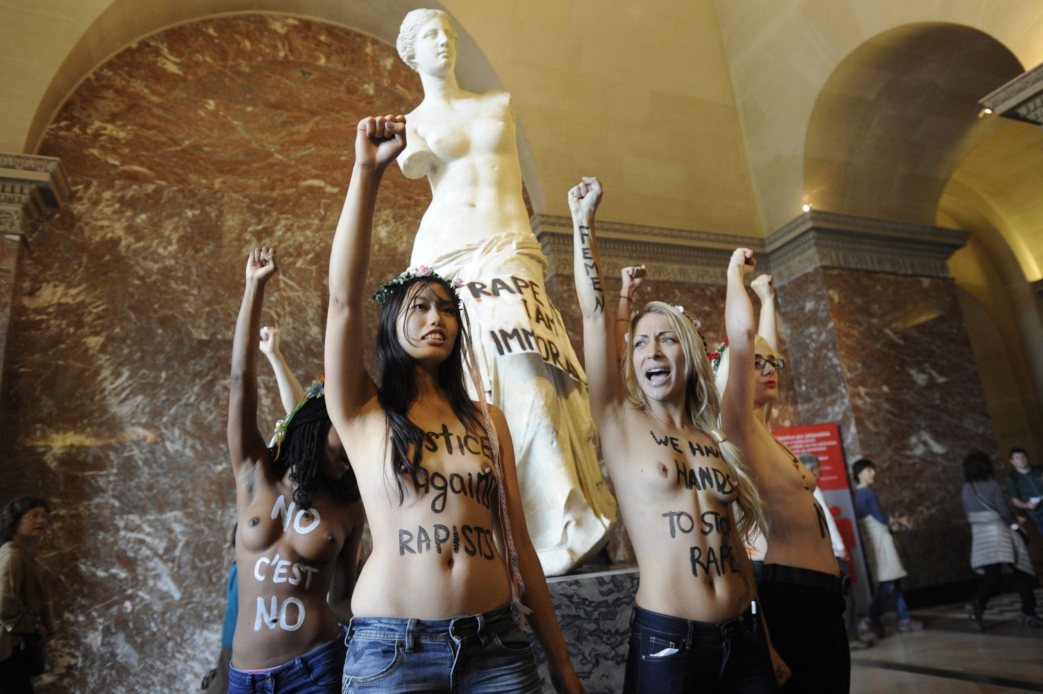 Окичиха Венера в Лувъра с надпис ”Изнасили ме, аз съм непристойна”