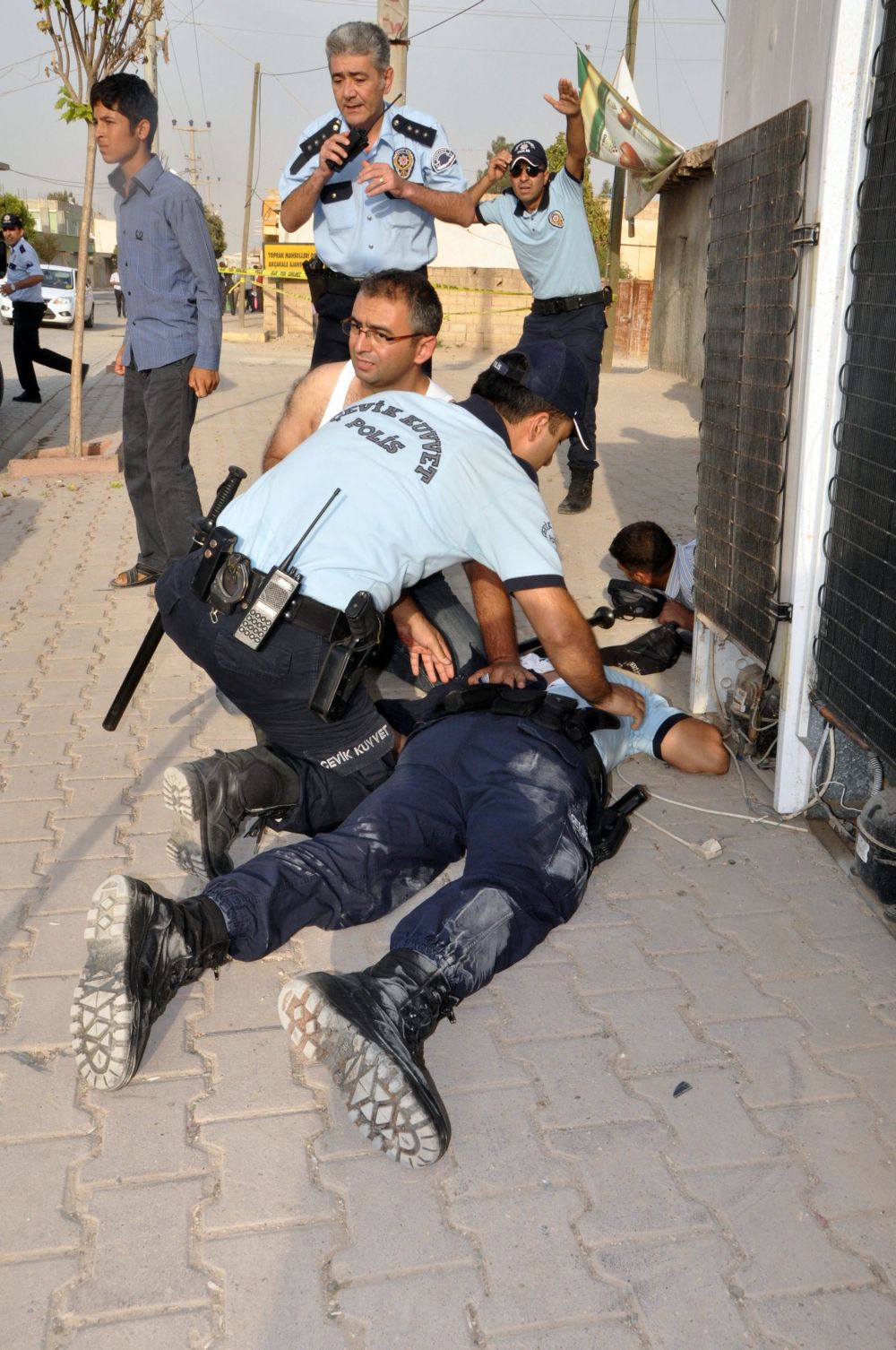 Трима полицаи са сред ранените в Турция