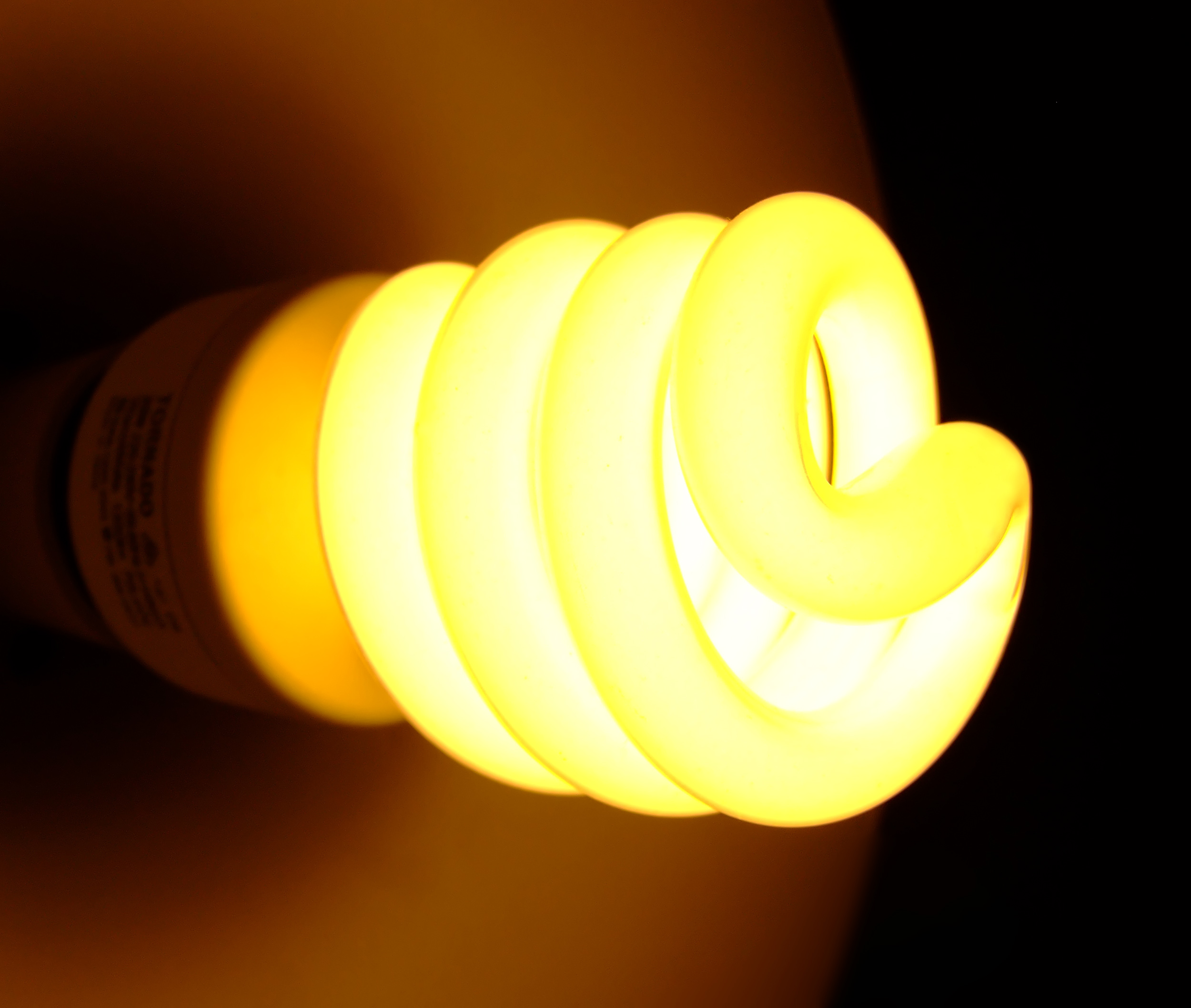 Смяната на обикновените крушки с флуоресцентни или LED редуцира разходите ви