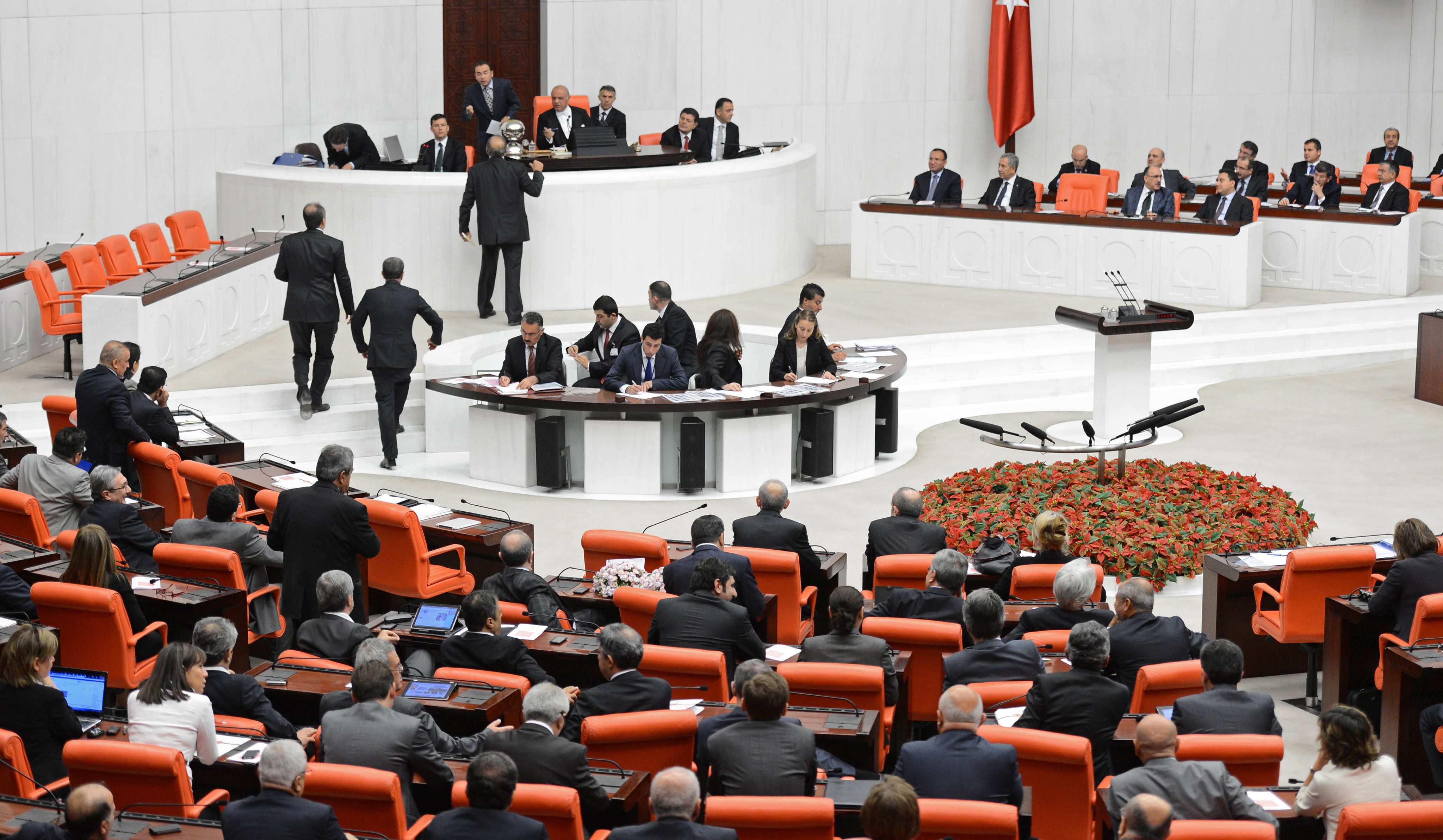 Гласуването в парламента ще има „възпиращ характер”, заяви вицепремиерът на Турция