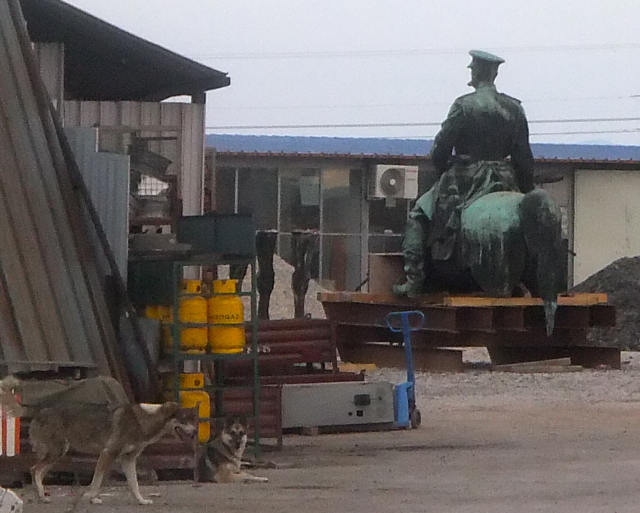 Паметникът на Цар Освободител чака за ремонт в Требич