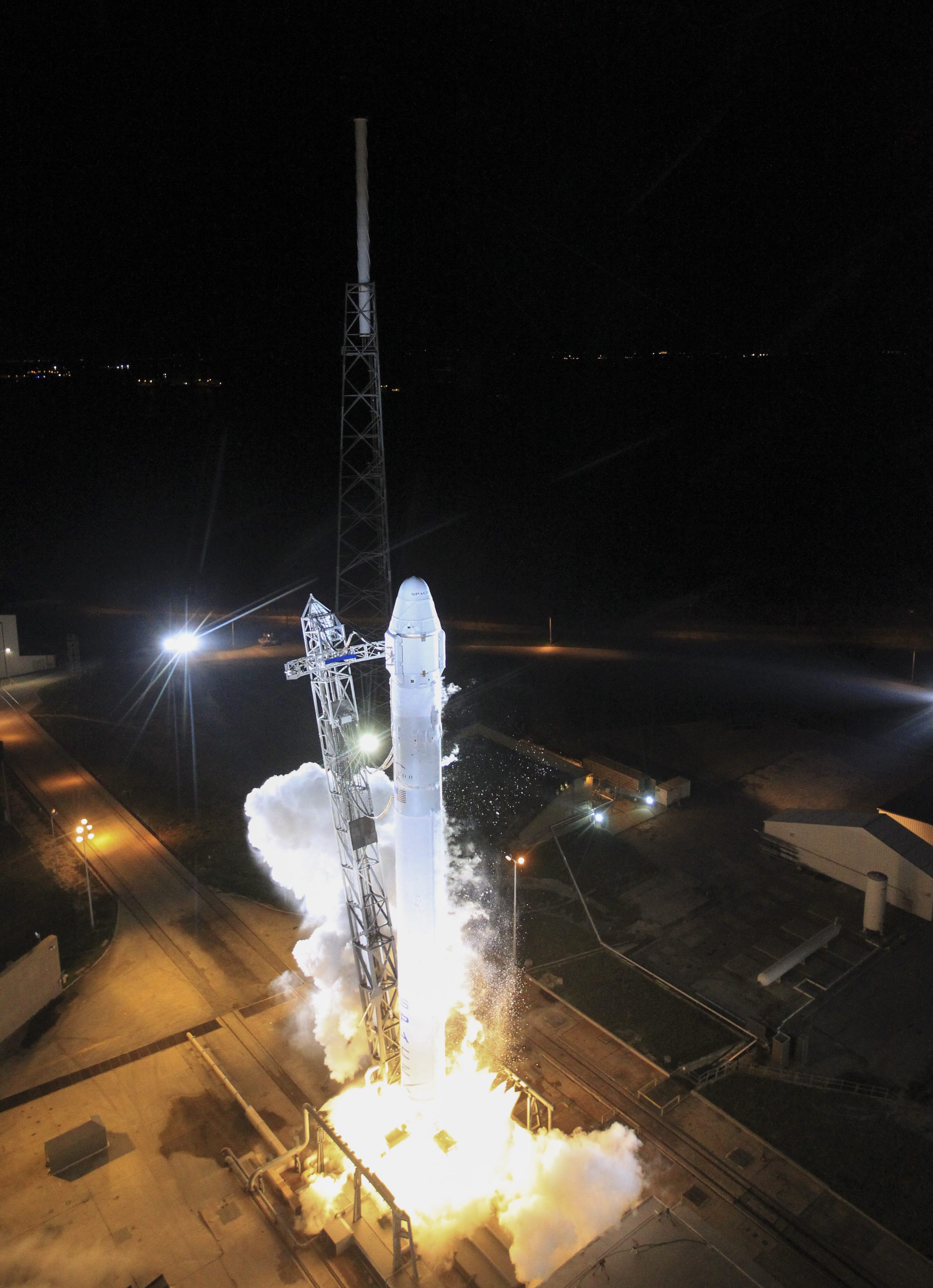 Частният космически кораб ”Дракон” ще бъде изстрелян към МКС днес