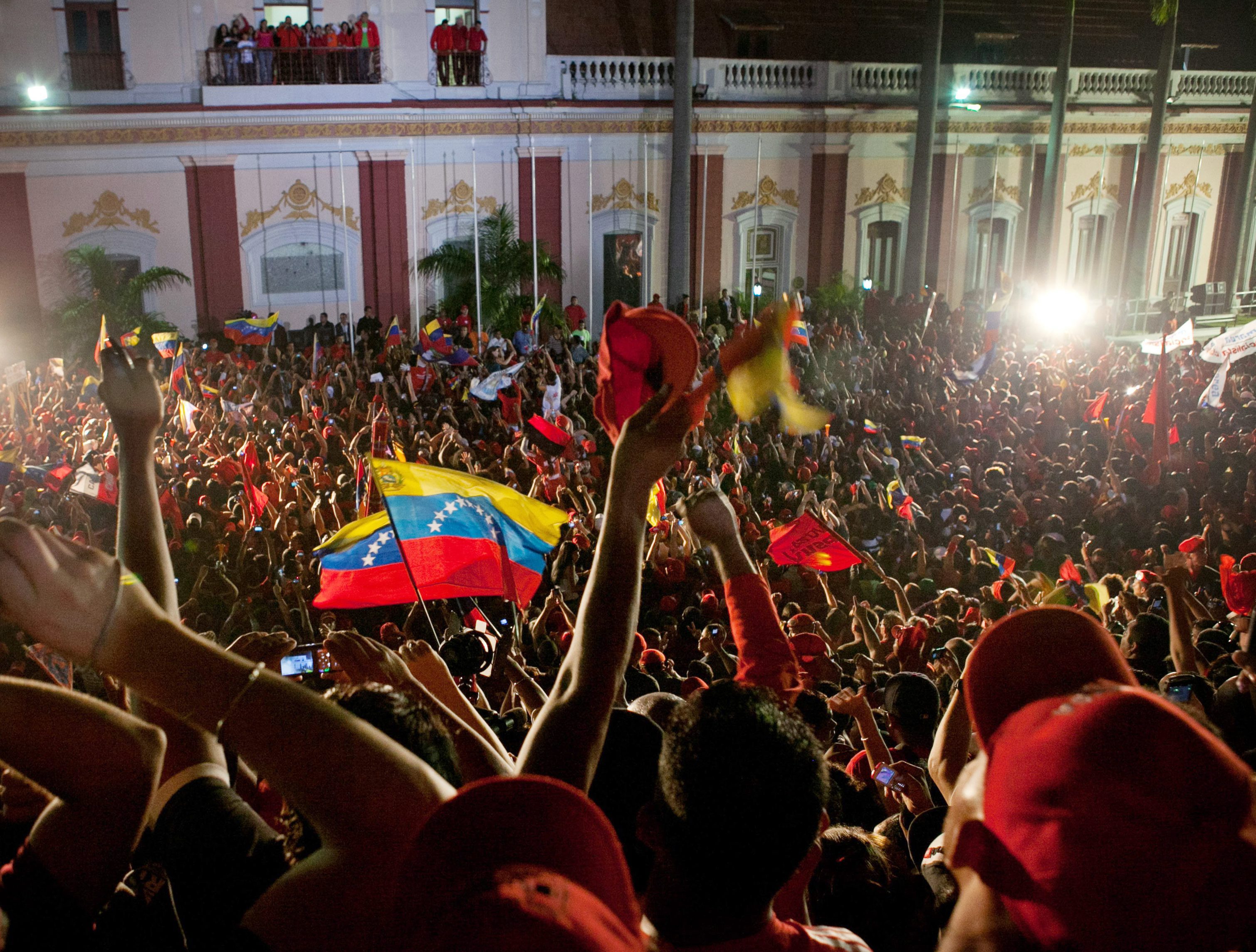 Фойерверки осветиха небето над Каракас след като стана ясно, че Уго Чавес отново е президент