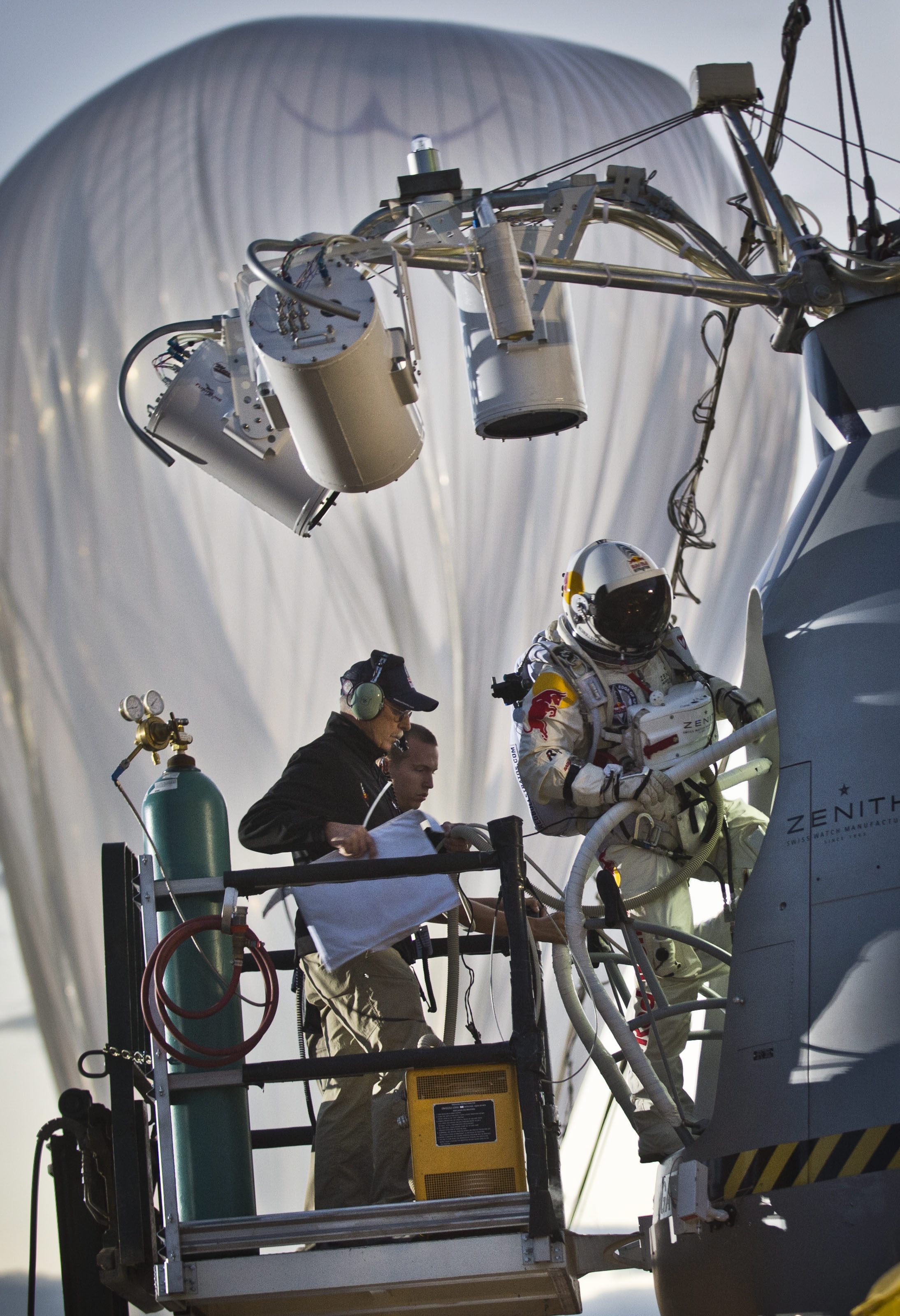 Феликс Баумгартнер вече направи няколко тестови опита