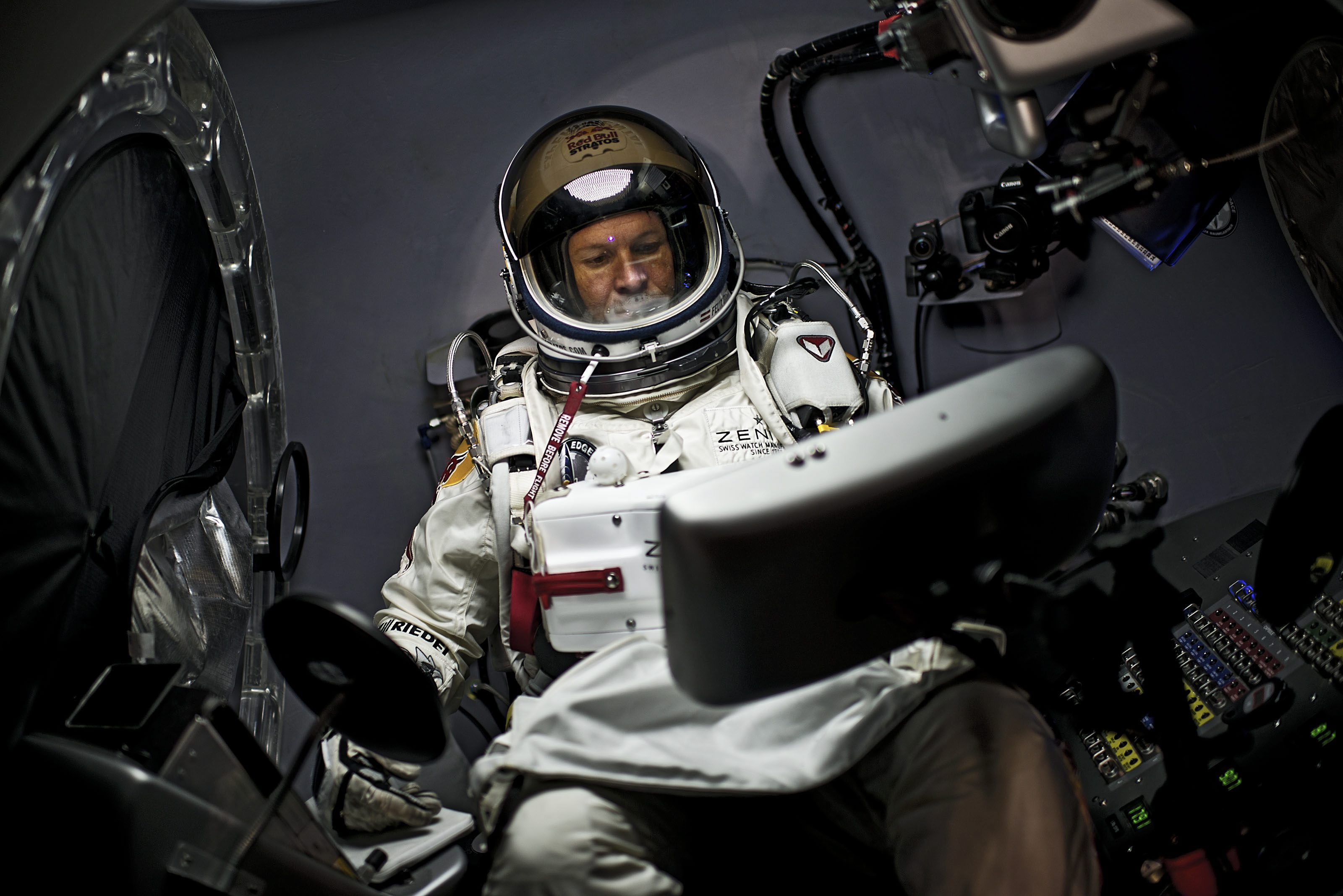 Феликс Баумгартнер в специалната си капсула