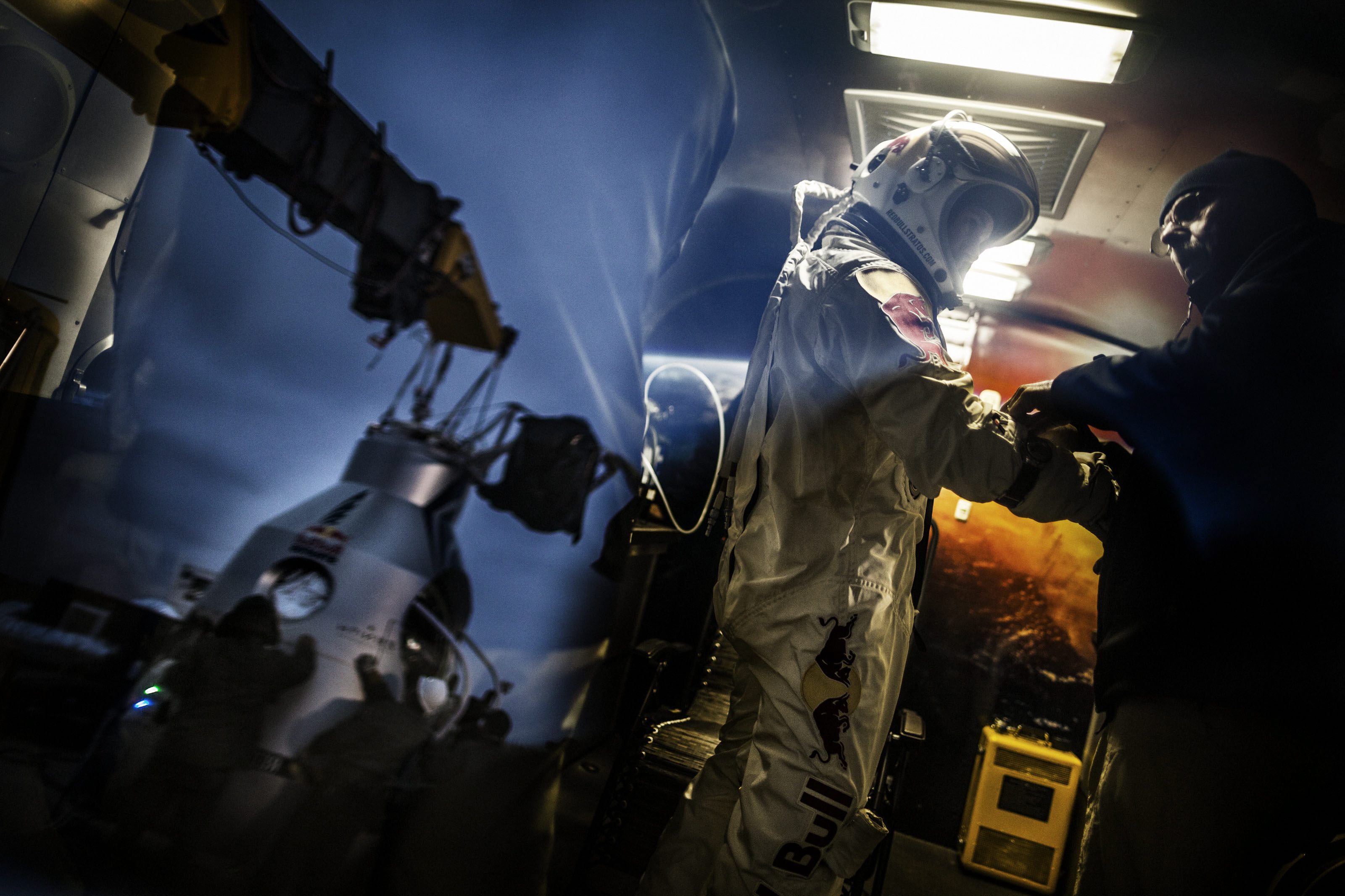 Австриецът Феликс Баумгартнер ще скочи от 37 км височина и ще счупи звуковата бариера