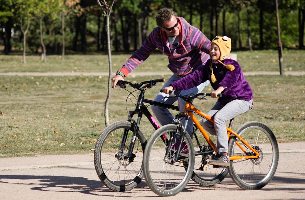 Юлиан Вергов и дъщеря му на есенна разходка с колела