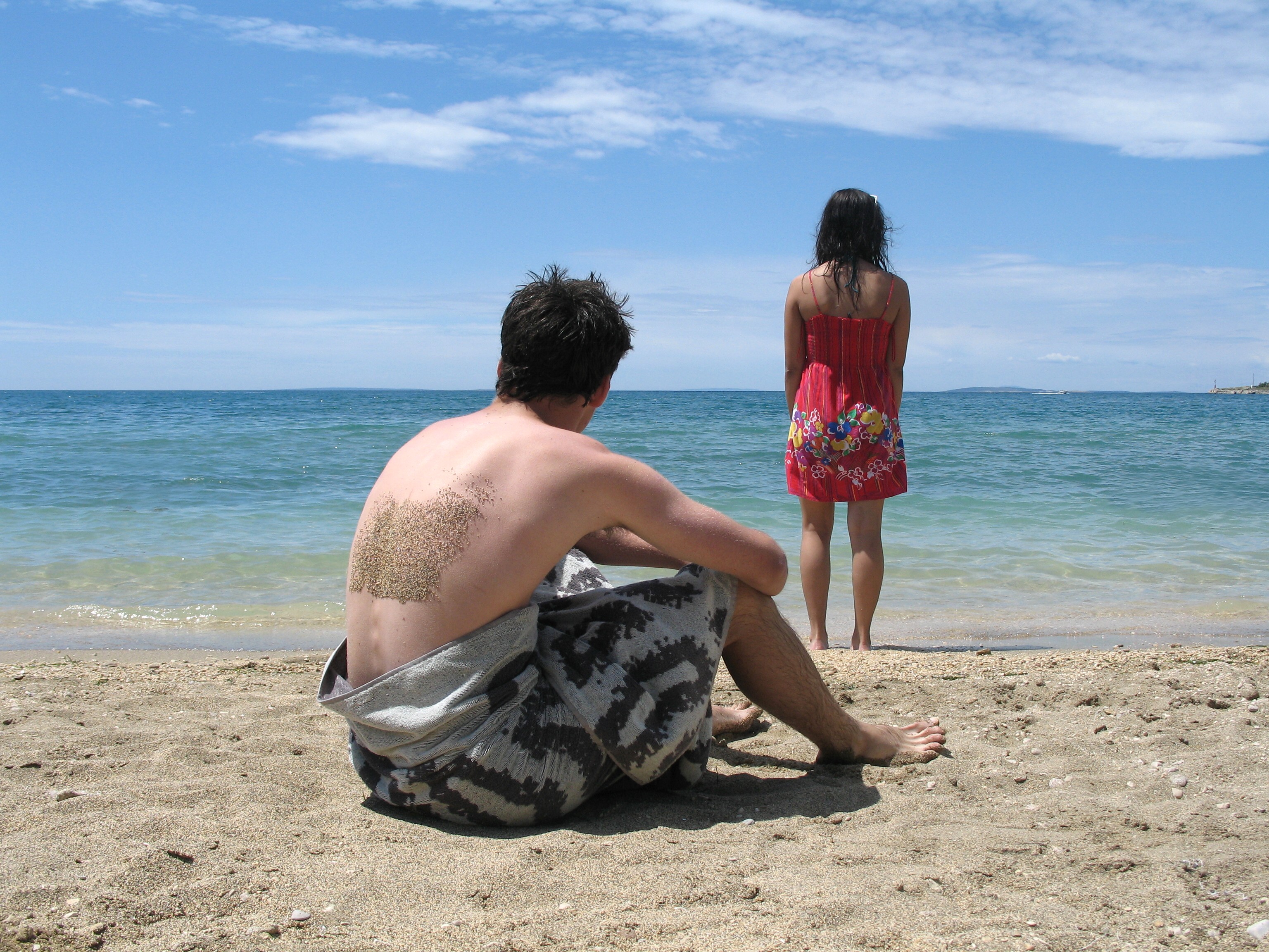 Муж отдыхает без жены. Женщина на отдыхе. Супруги на море. Мужчина и женщина на пляже.
