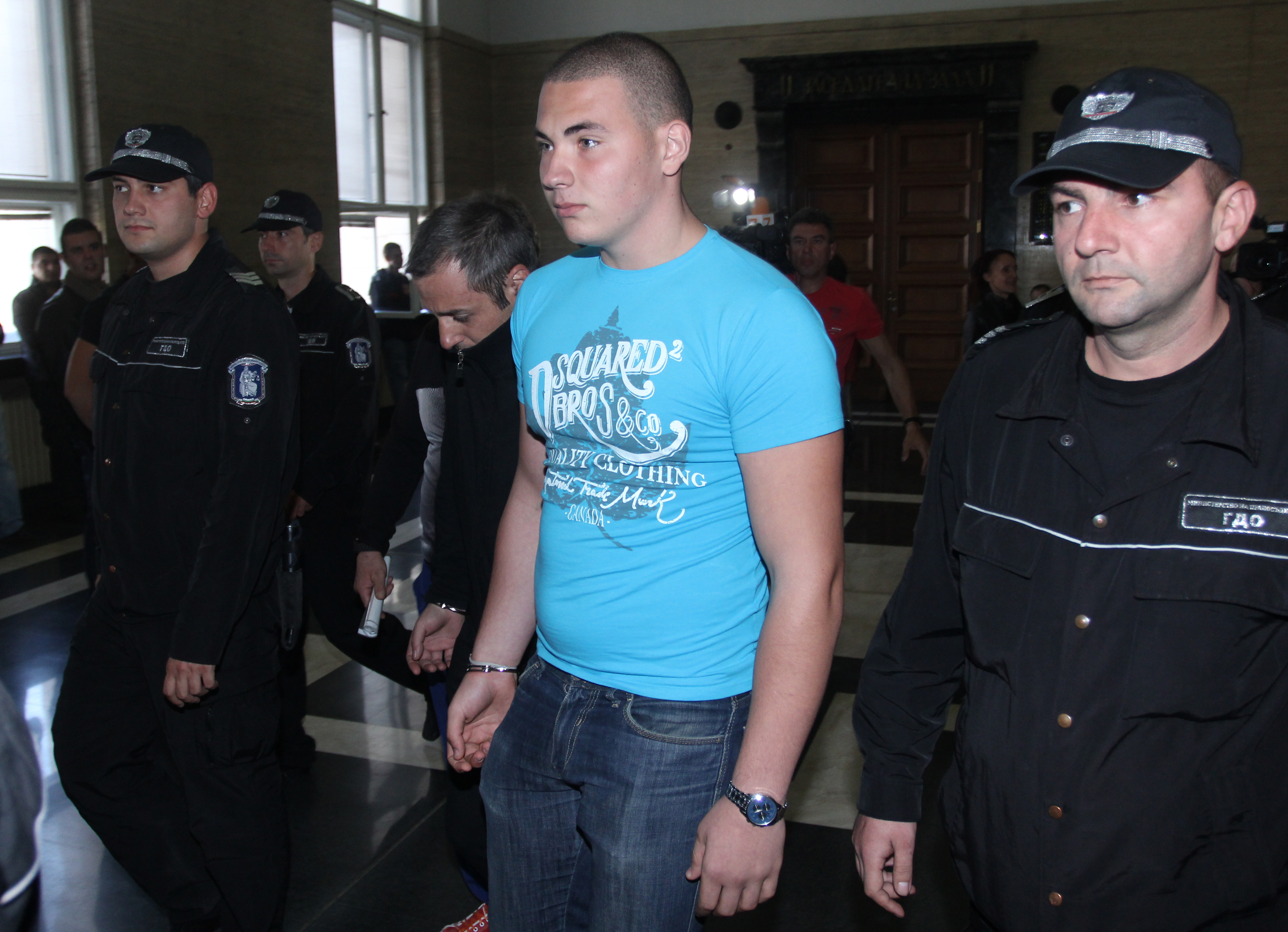 На излизане от съдебната зала Валентин Стоянов намигна на свои съученички