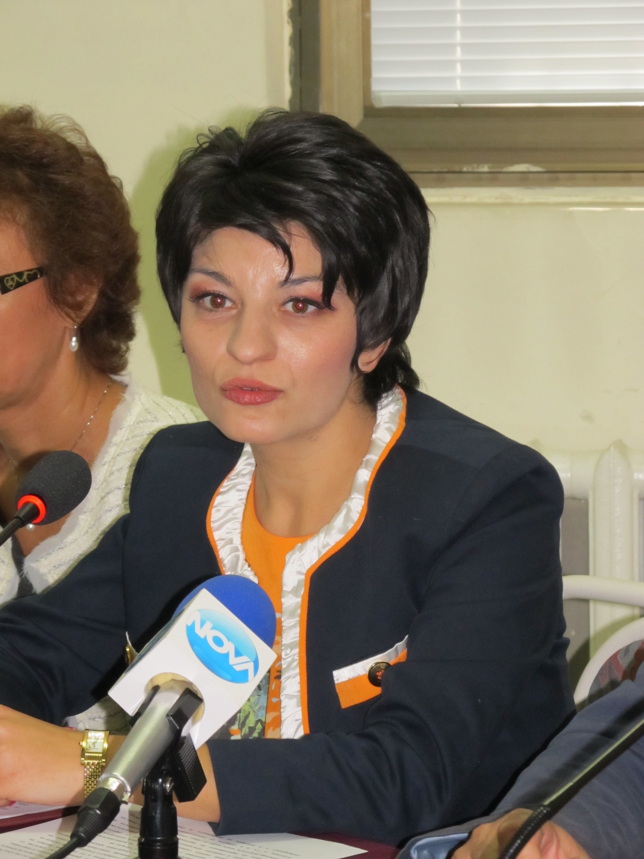 Министър Атанасова: Редно е да се ражда в болница, а не вкъщи