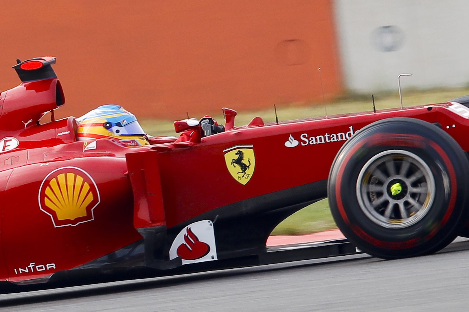 ФИА разследва Ферари и Мерцедес за незаконни тестове на гумите