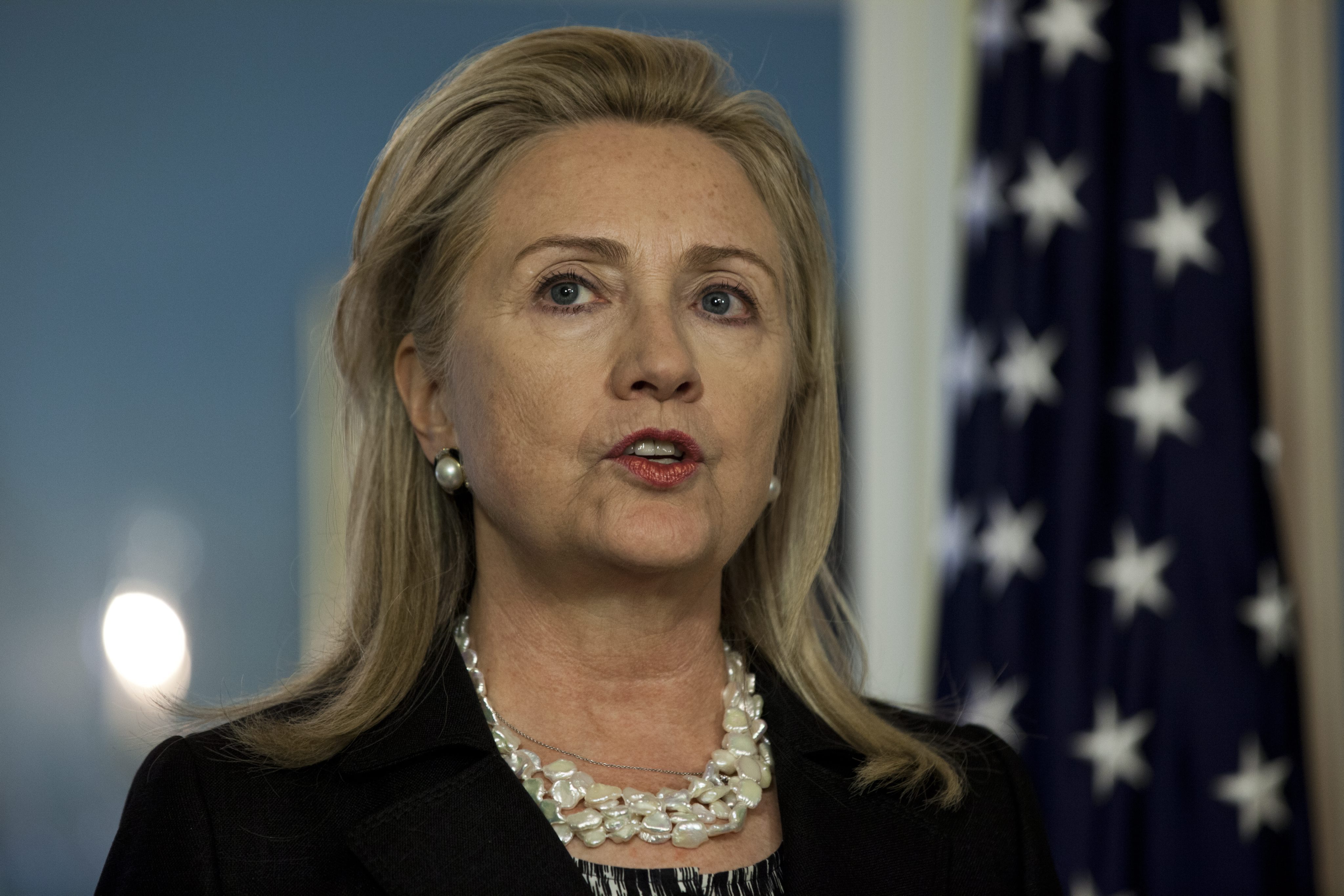 Хилари Клинтън  обясни, че противоречията били резултат от ”мъглата на войната”