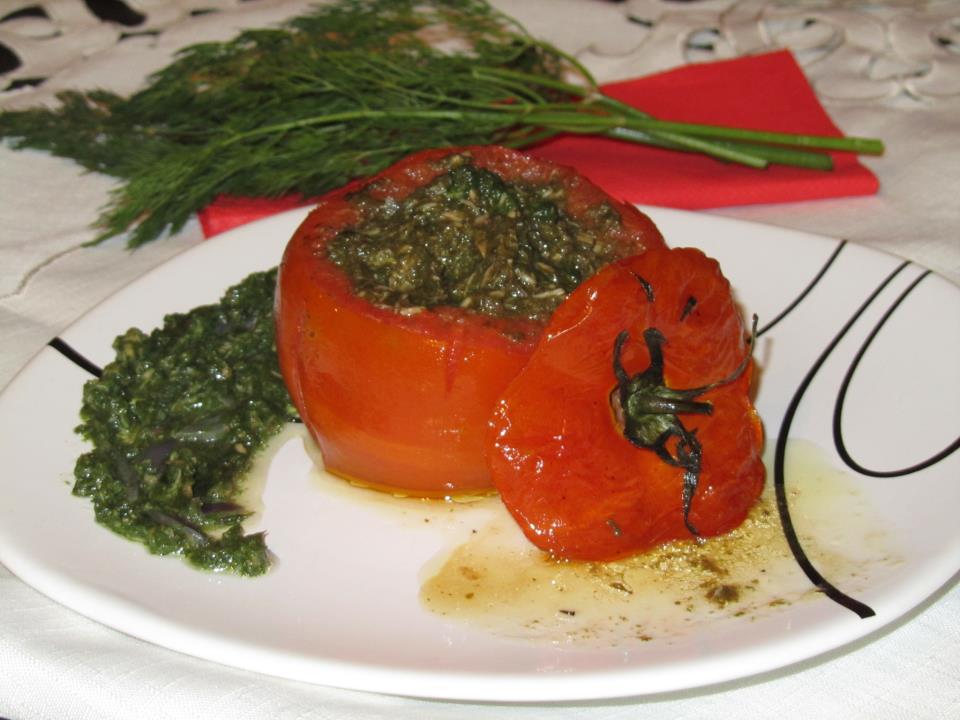 Пълнени домати със спанак и риба тон