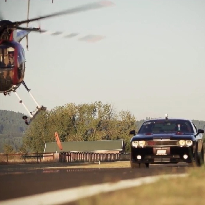 Dodge Challenger SRT8 срещу хеликоптер (видео)