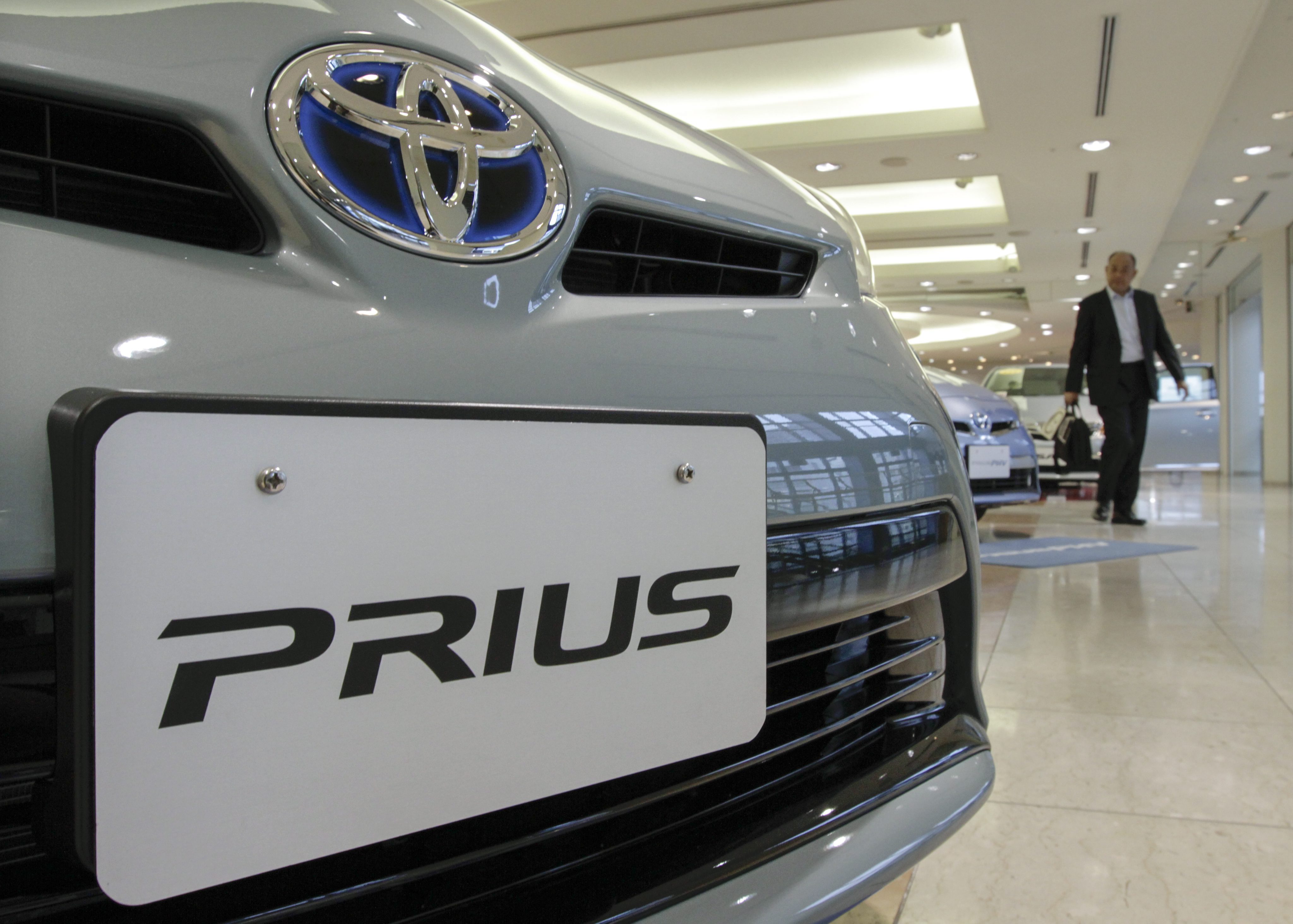 Toyota тества безжична система за презареждане на електромобили
