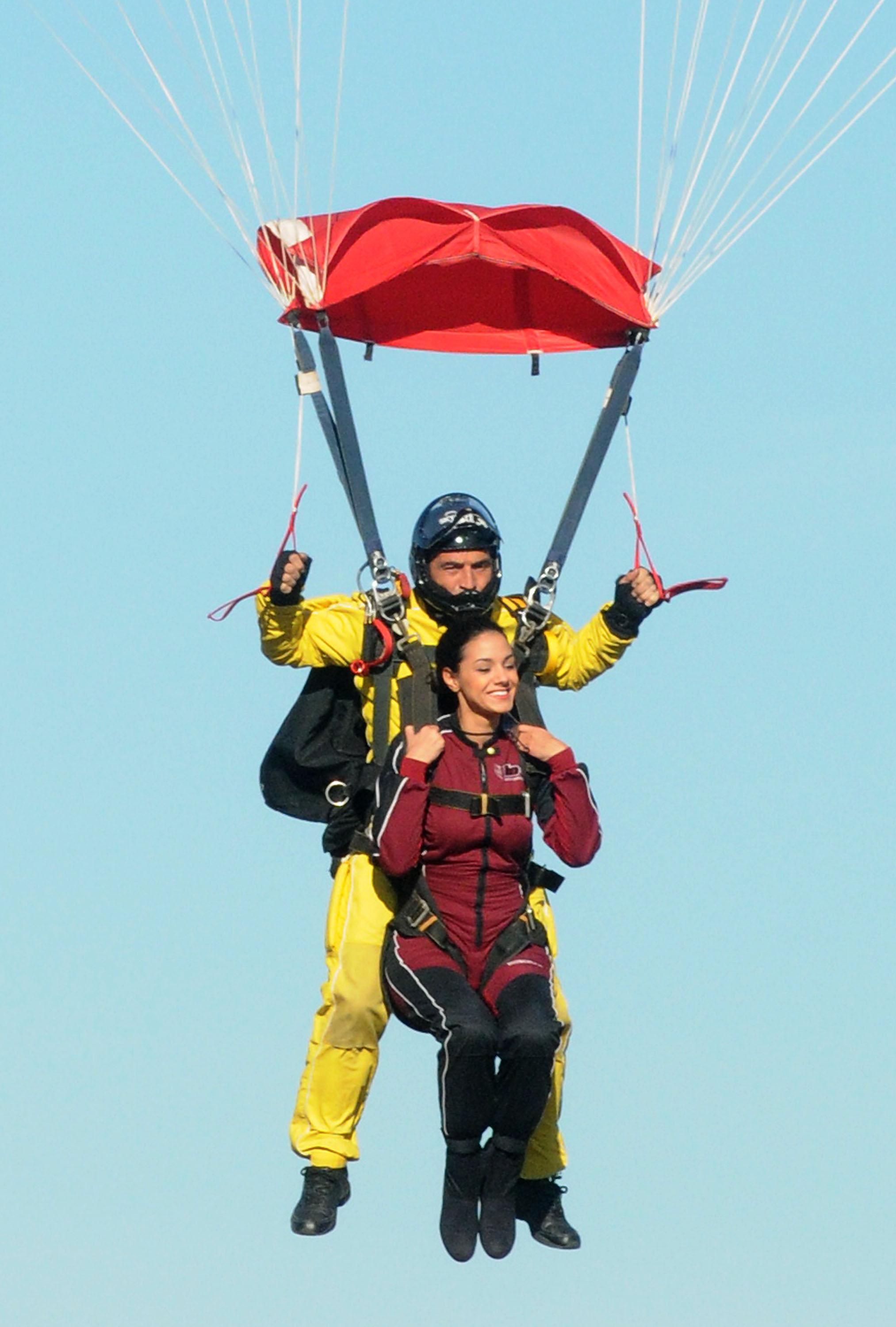 Скок на „Мис България” Габриела Василева с парашут