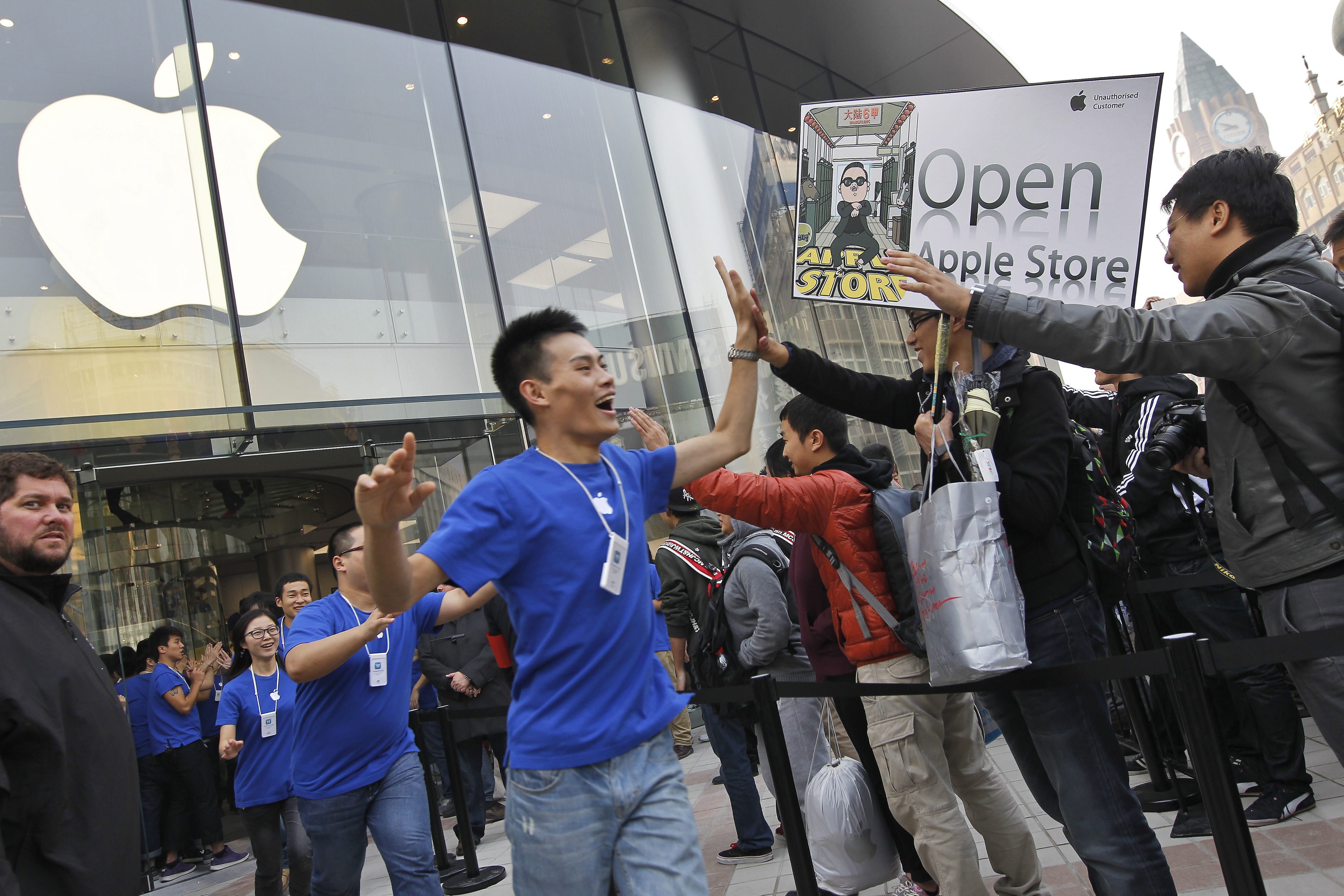 Преди откриването на магазина отпред се бяха струпали стотици фенове на Apple