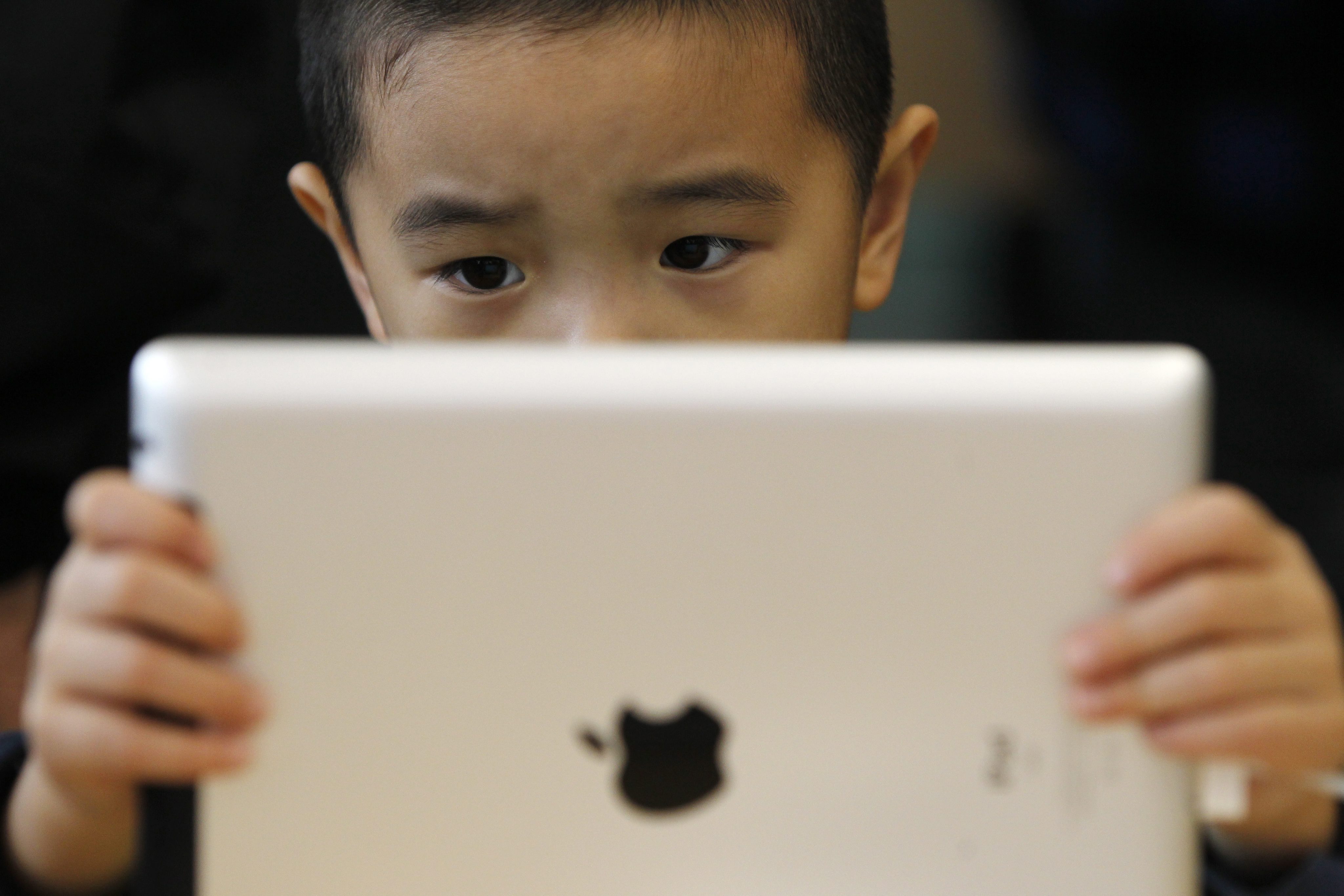 Китайче разглежда новия iPad