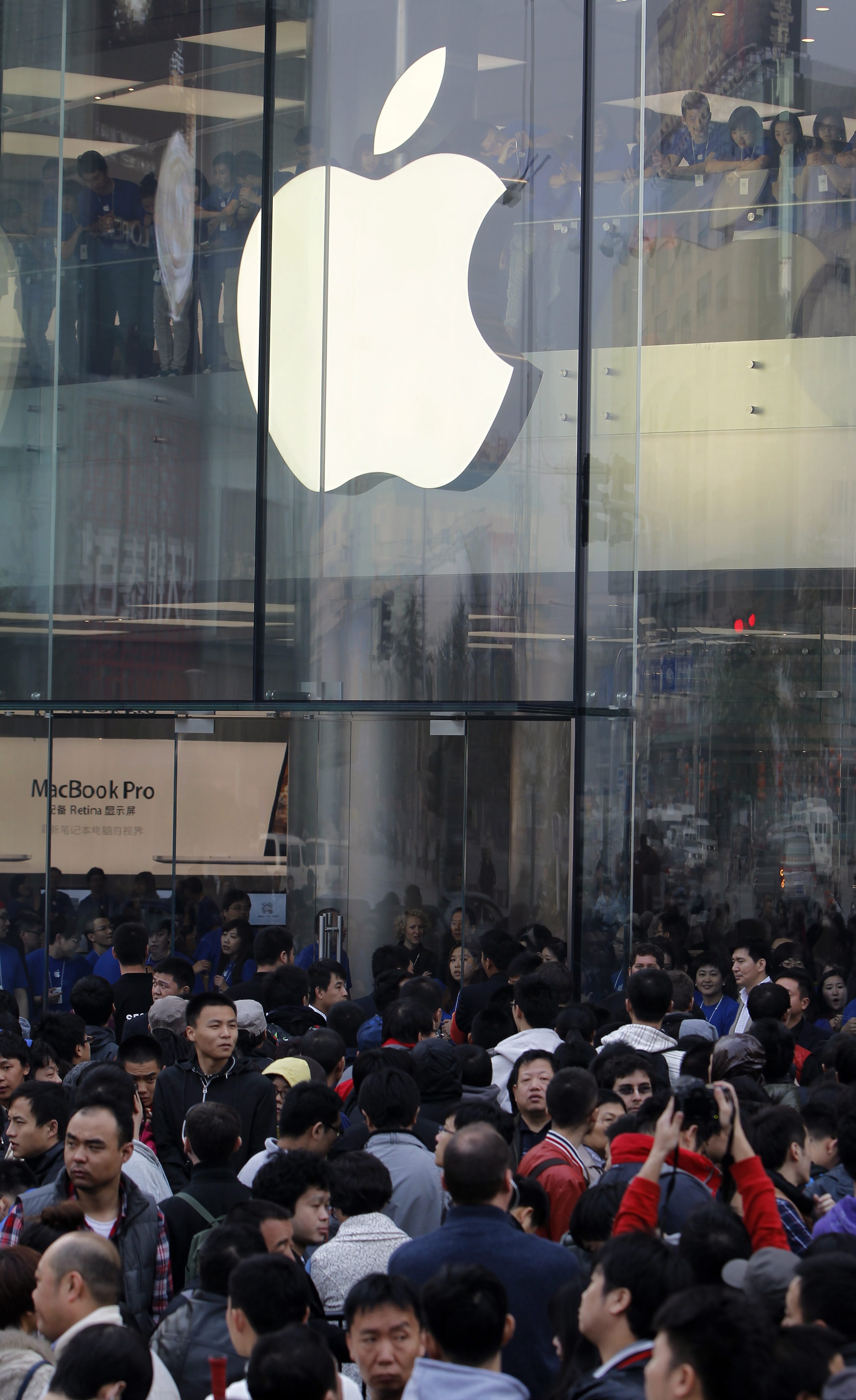 Преди откриването на магазина отпред се бяха струпали стотици фенове на Apple