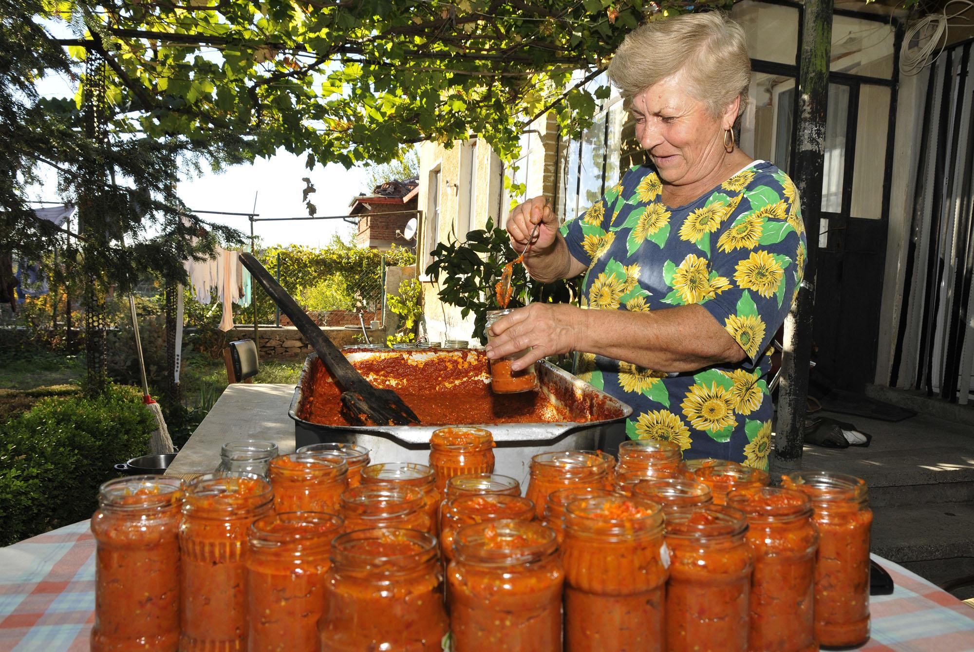 Домашната лютеница два пъти по-евтина и по-вкусна