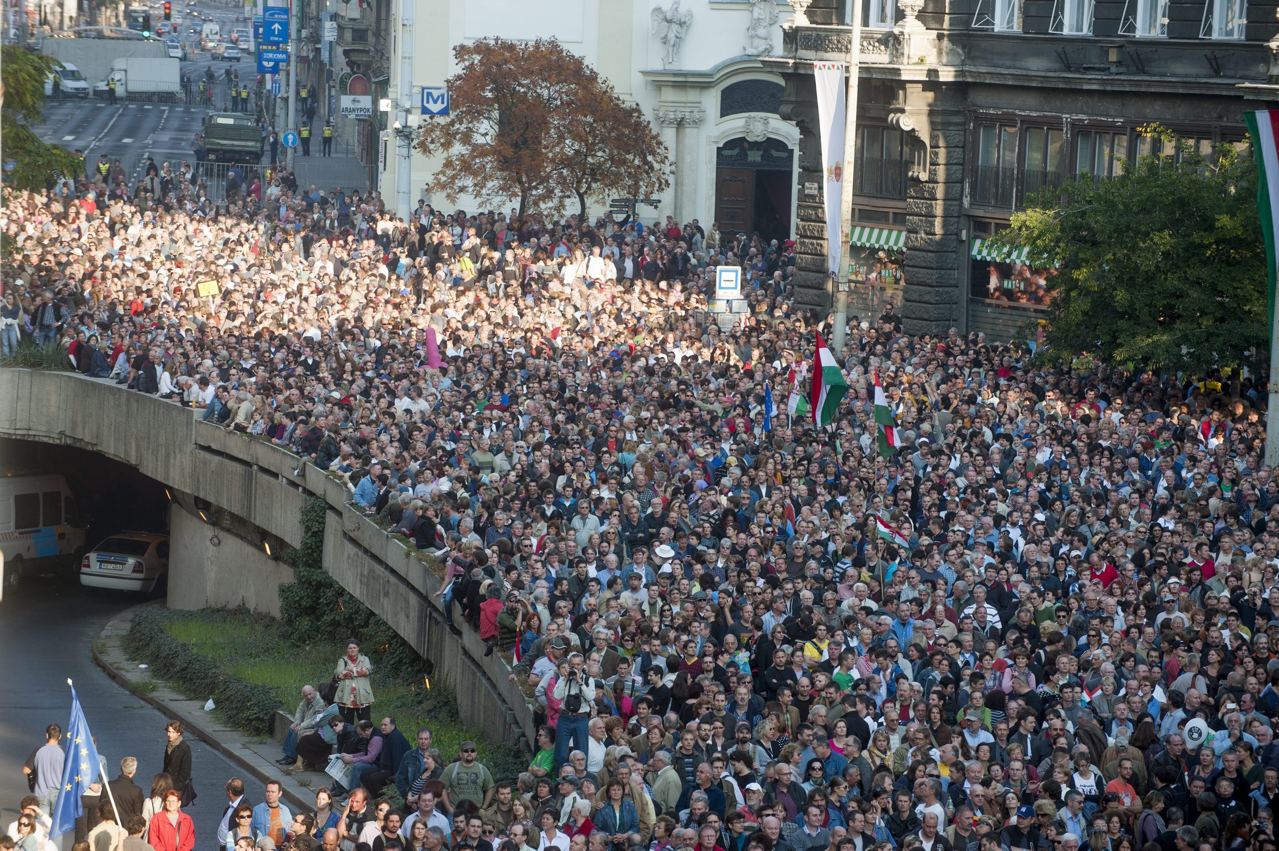 Десетки хиляди унгарци протестираха срещу премиера Виктор Орбан