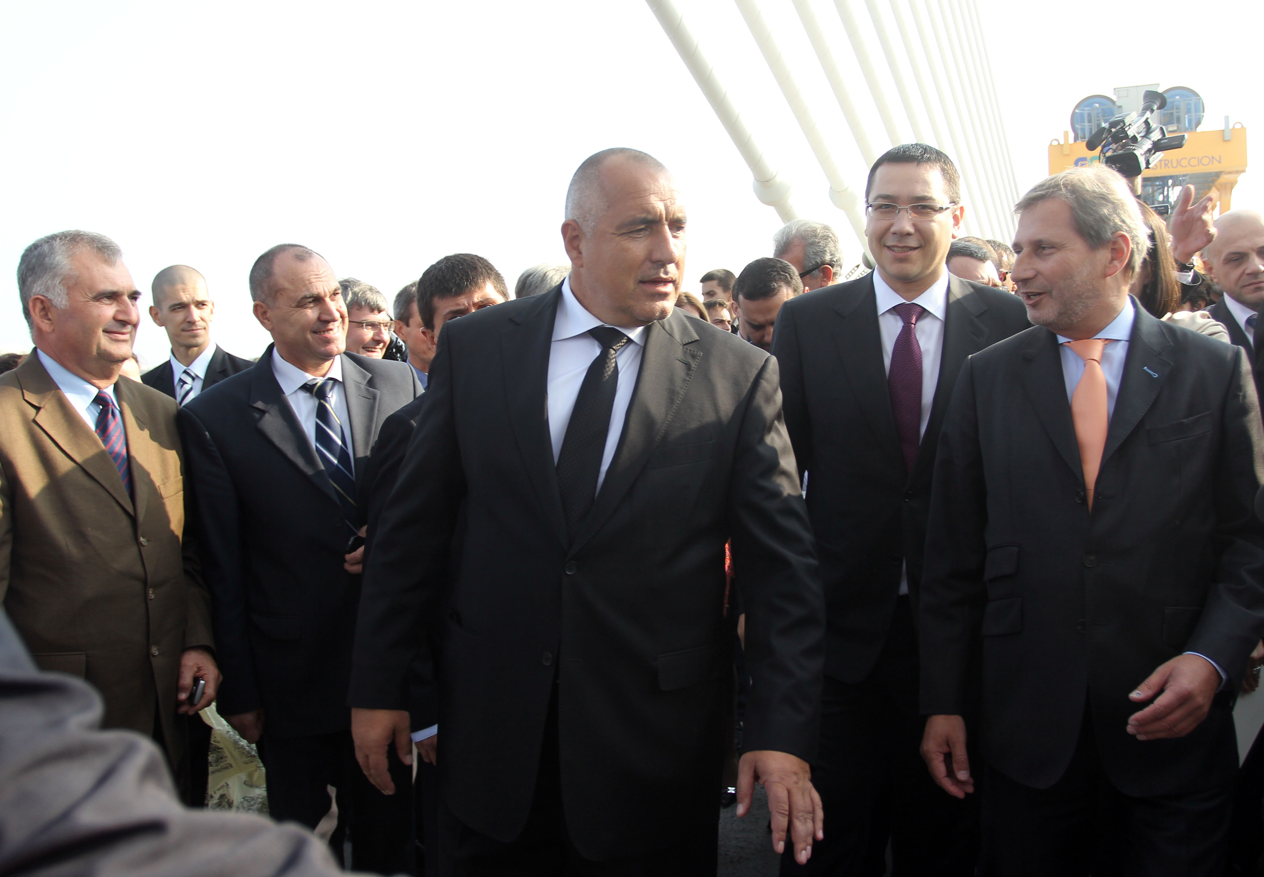 Двама премиери и еврокомисар преминаха по Дунав мост 2