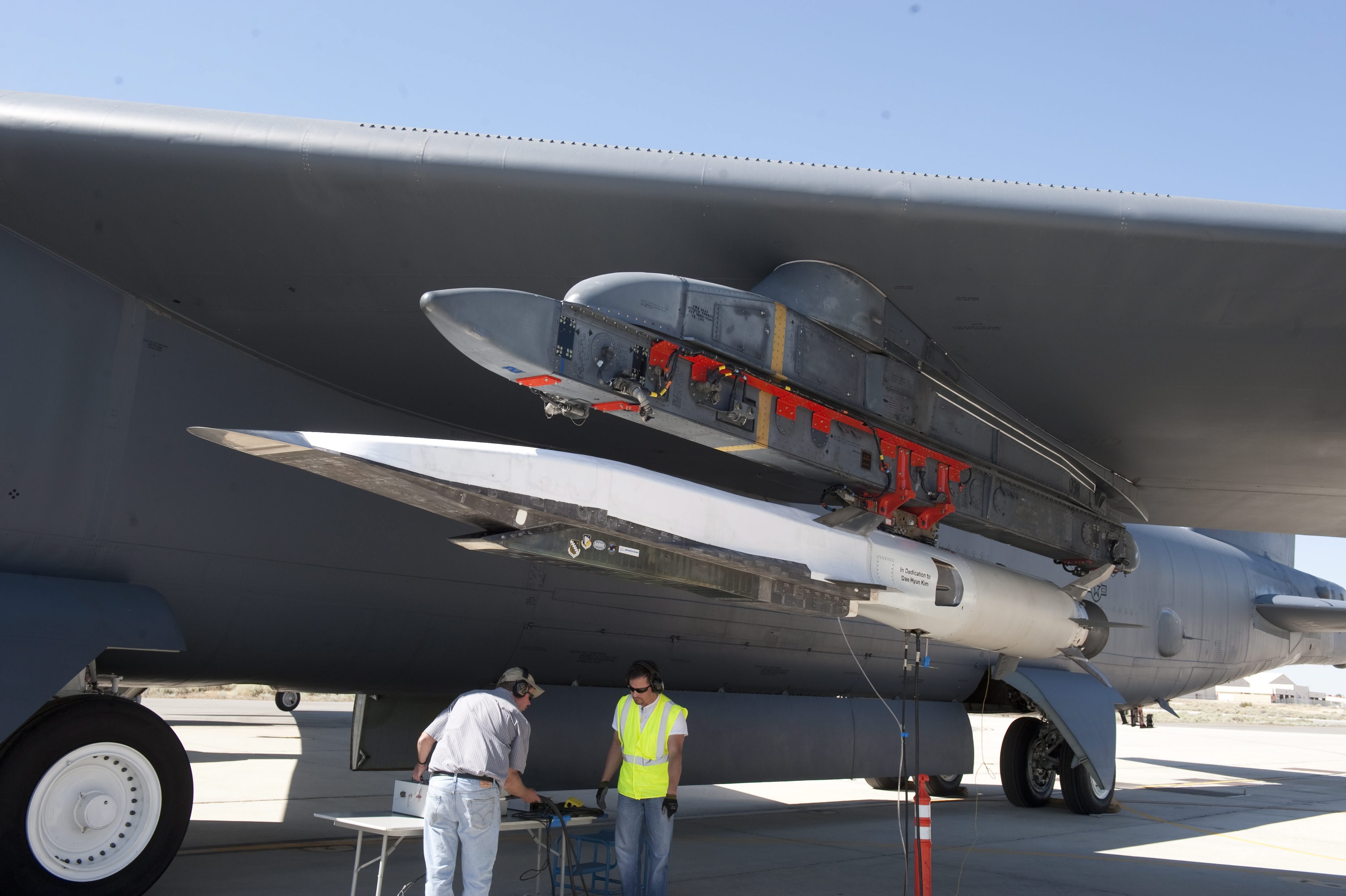 Самолетът X-51A Waverider под крилото на бомбардировач B-52