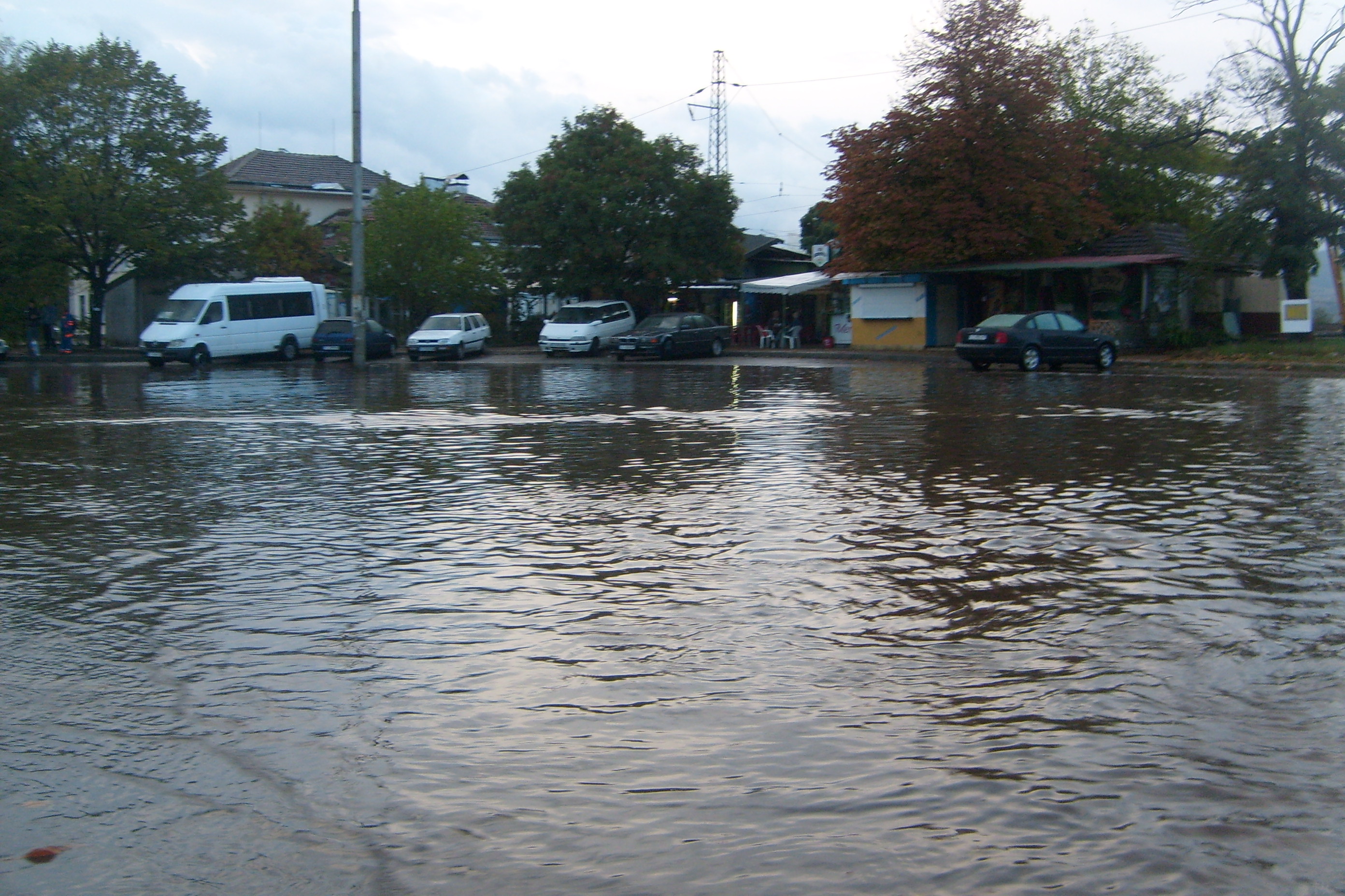 Проливен дъжд се изсипа и в Благоевград