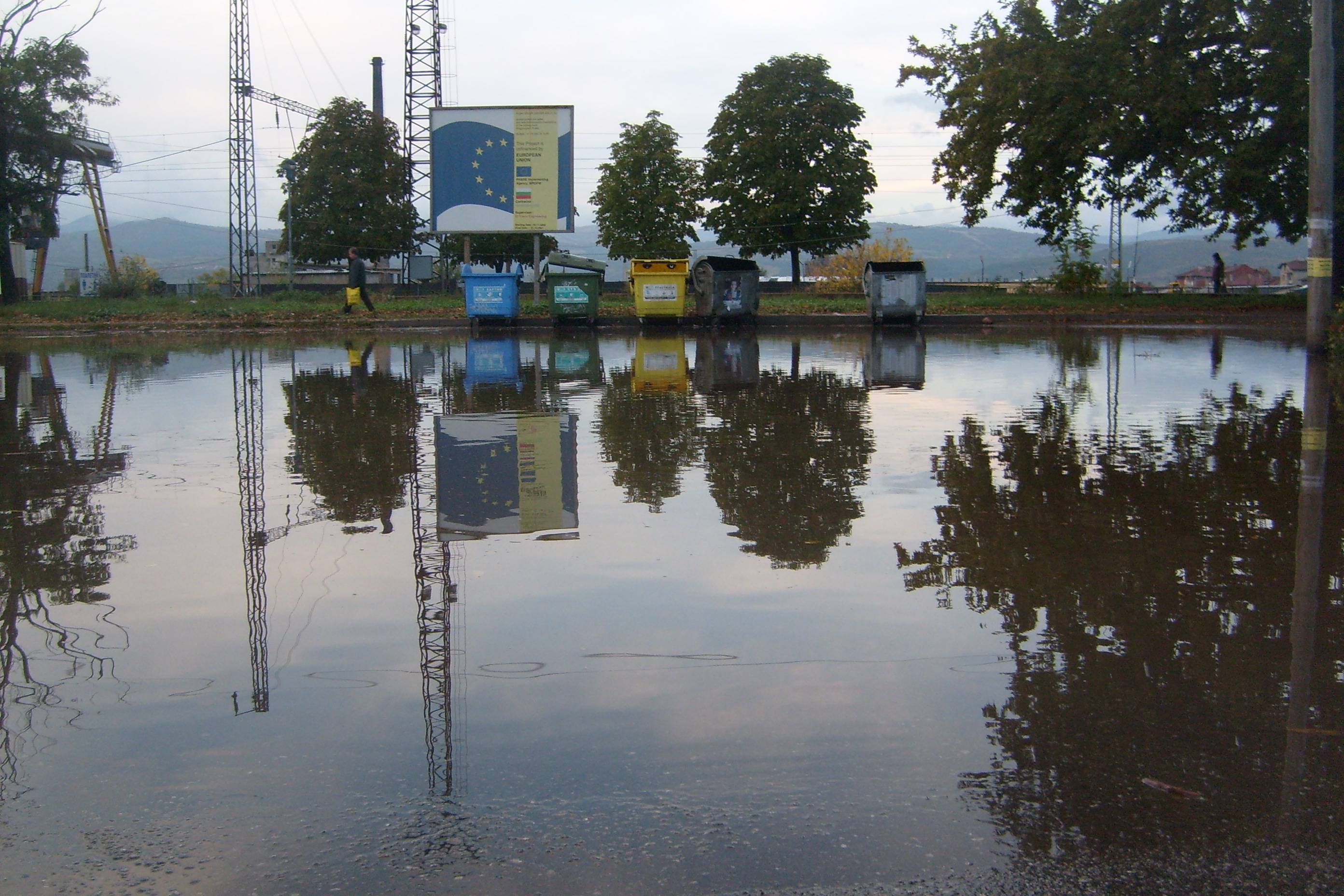 Наводнен е пътен участък до жп-гарата в Благоевград